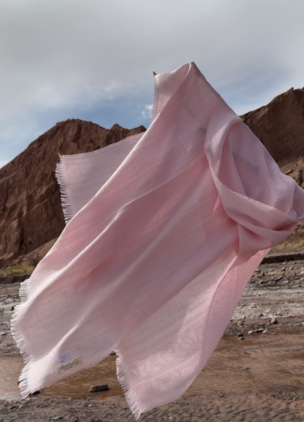 Estola Eco Luz de Luna Riso di Luna color rosa suave en baby alpaca y seda hipoalergénica.