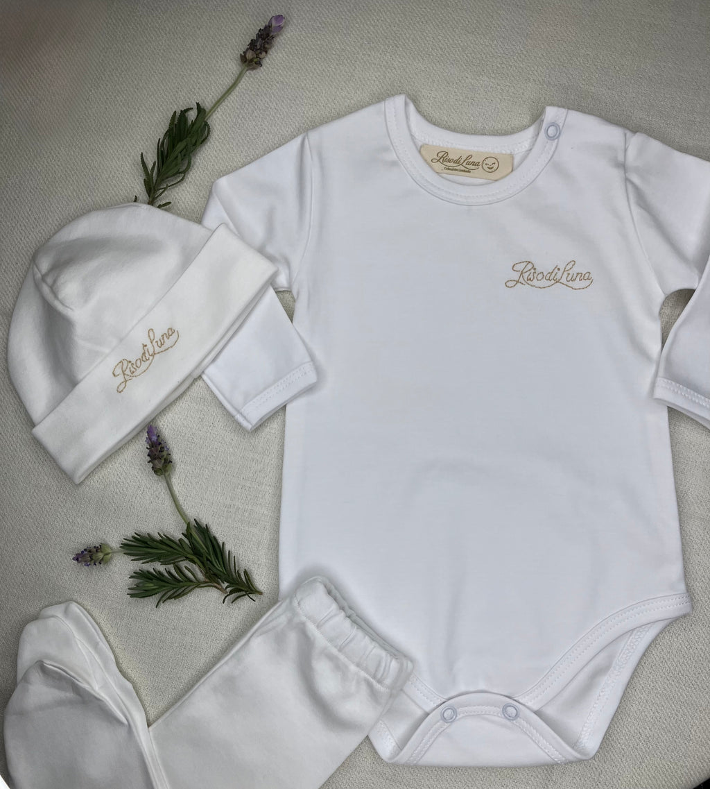 Set recién nacido de algodón pima 100% natural. Ropa hipoalergénica premium hecha a mano por Riso di Luna, perfecta como regalo de nacimiento.
