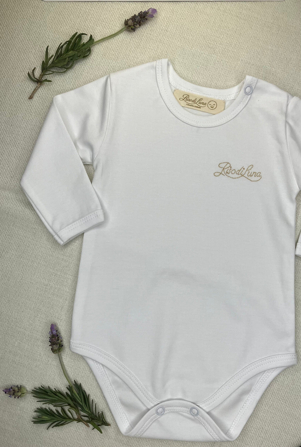 Body Riso di Luna en 100% algodón pima blanco, bordado a mano con hilos de algodón. Suave, hipoalergénico y artesanal, ideal para bebés recién nacidos.