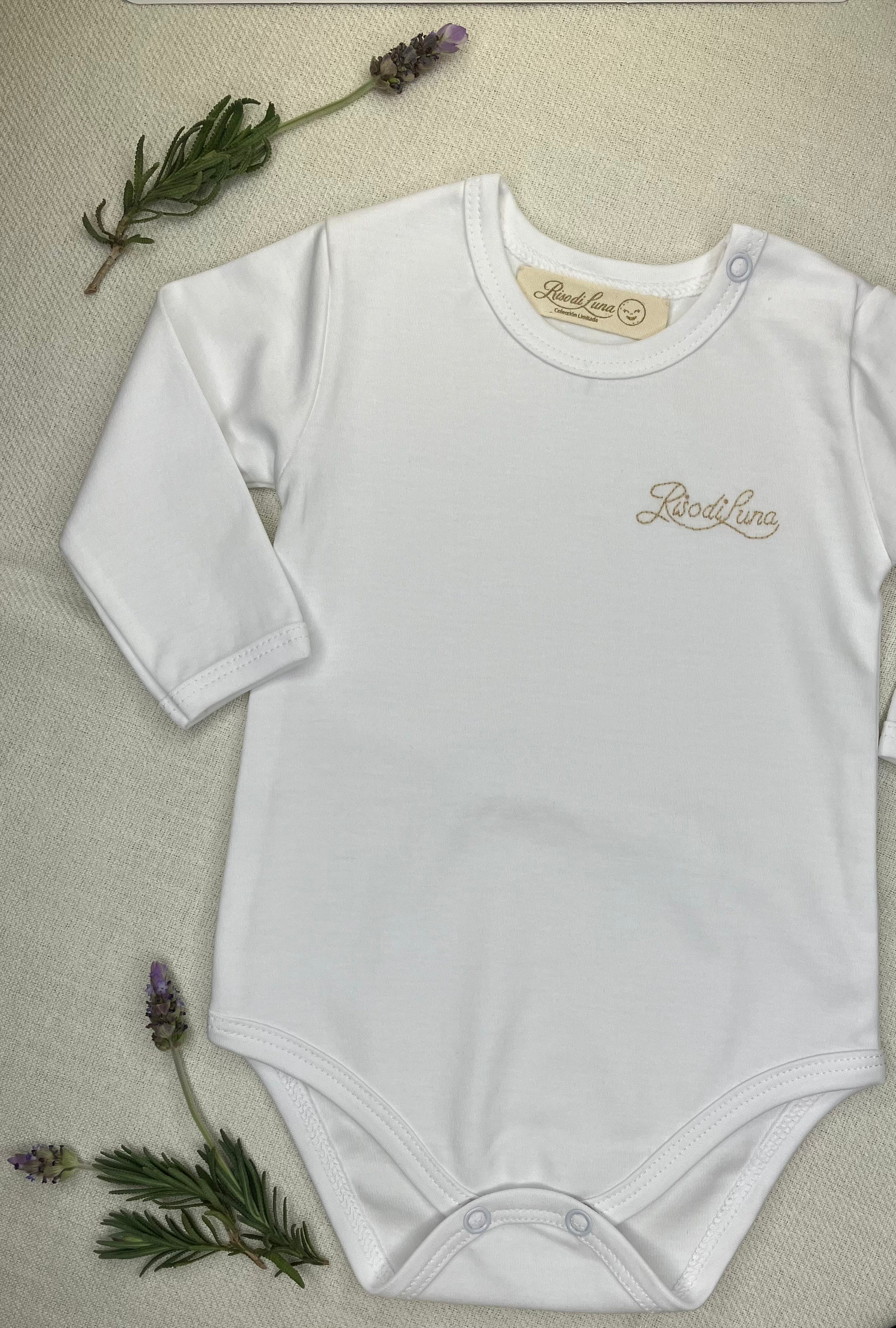 Body Riso di Luna en 100% algodón pima blanco, bordado a mano con hilos de algodón. Suave, hipoalergénico y artesanal, ideal para bebés recién nacidos.