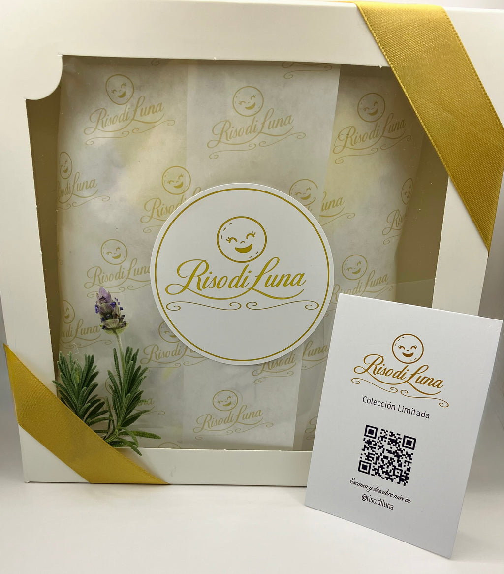 Set recién nacido de algodón pima 100% natural. Ropa hipoalergénica premium hecha a mano por Riso di Luna, perfecta como regalo de nacimiento.