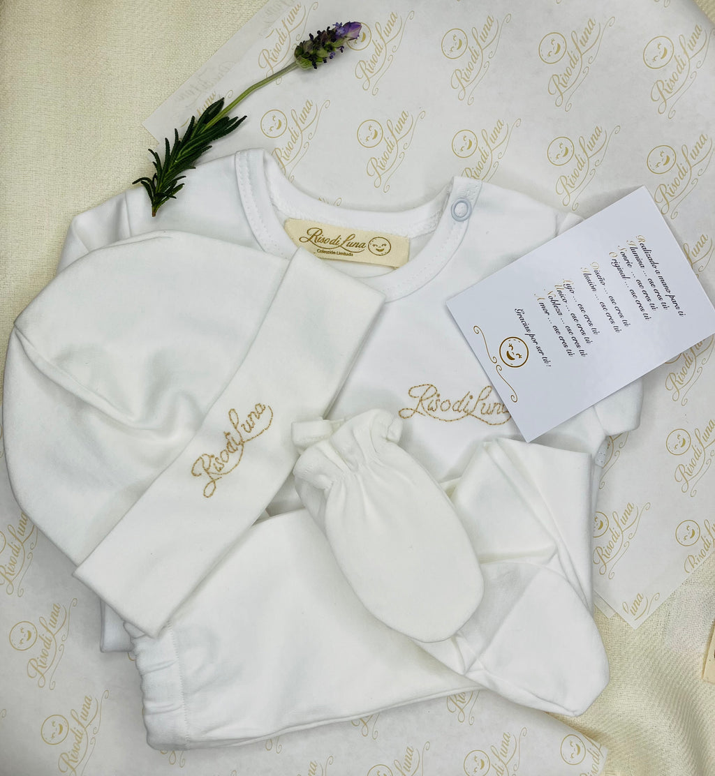 Set recién nacido de algodón pima 100% natural. Ropa hipoalergénica premium hecha a mano por Riso di Luna, perfecta como regalo de nacimiento.