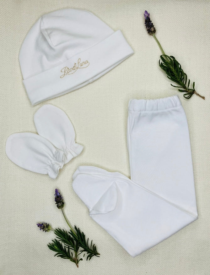 Set recién nacido de algodón pima 100% natural. Ropa hipoalergénica premium hecha a mano por Riso di Luna, perfecta como regalo de nacimiento.
