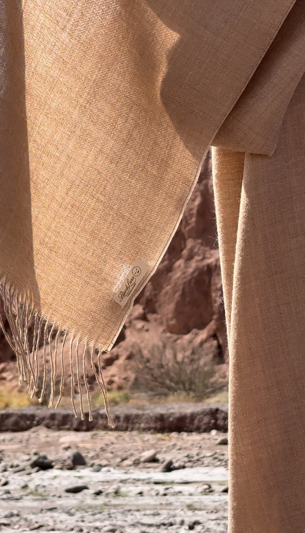 Estola Riso di Luna Arena Dorada en baby alpaca eco color camel natural.”
