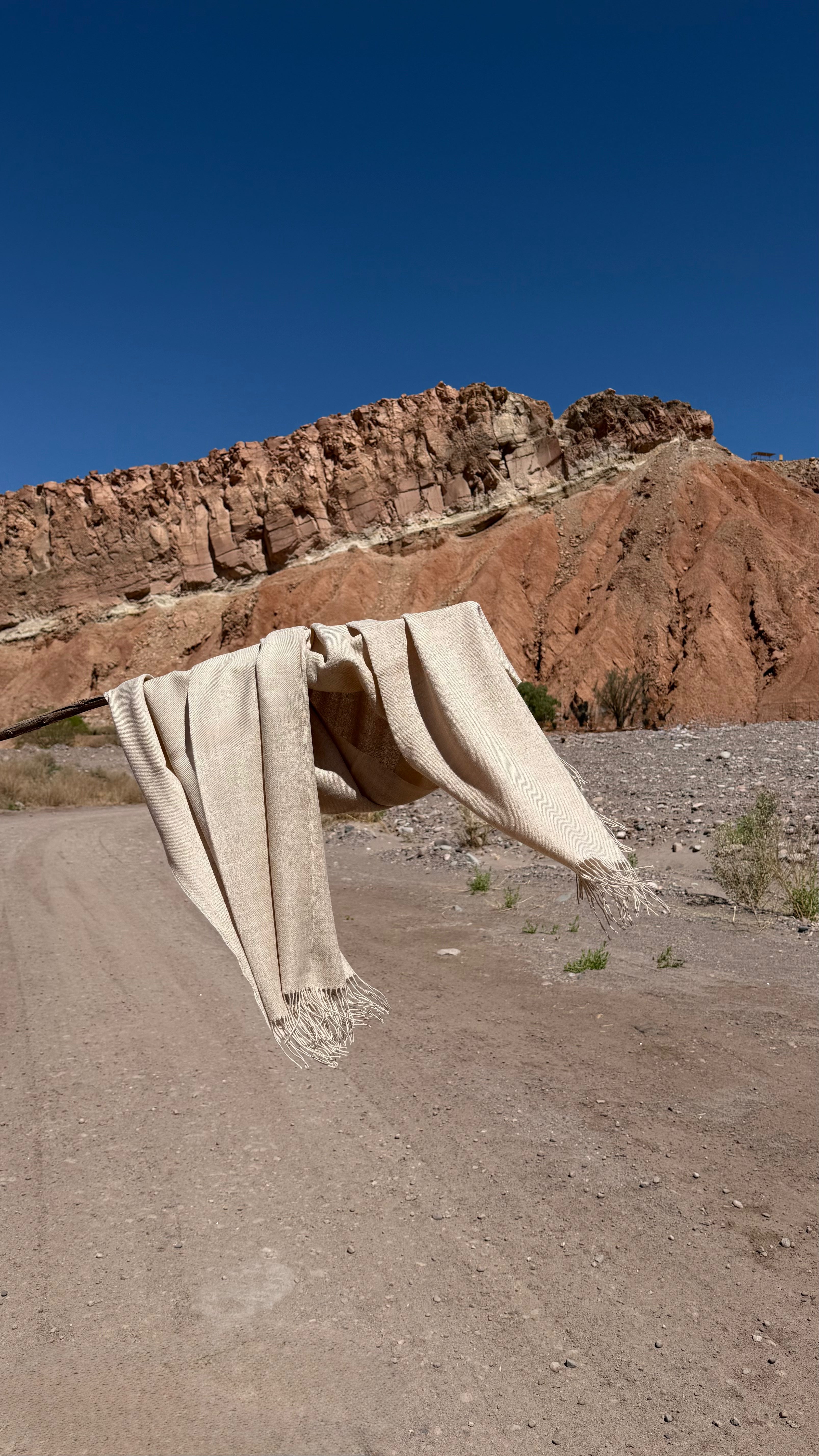 Estola Riso di Luna Silencio del Desierto en baby alpaca eco beige inspirada en la geología del desierto de Atacama