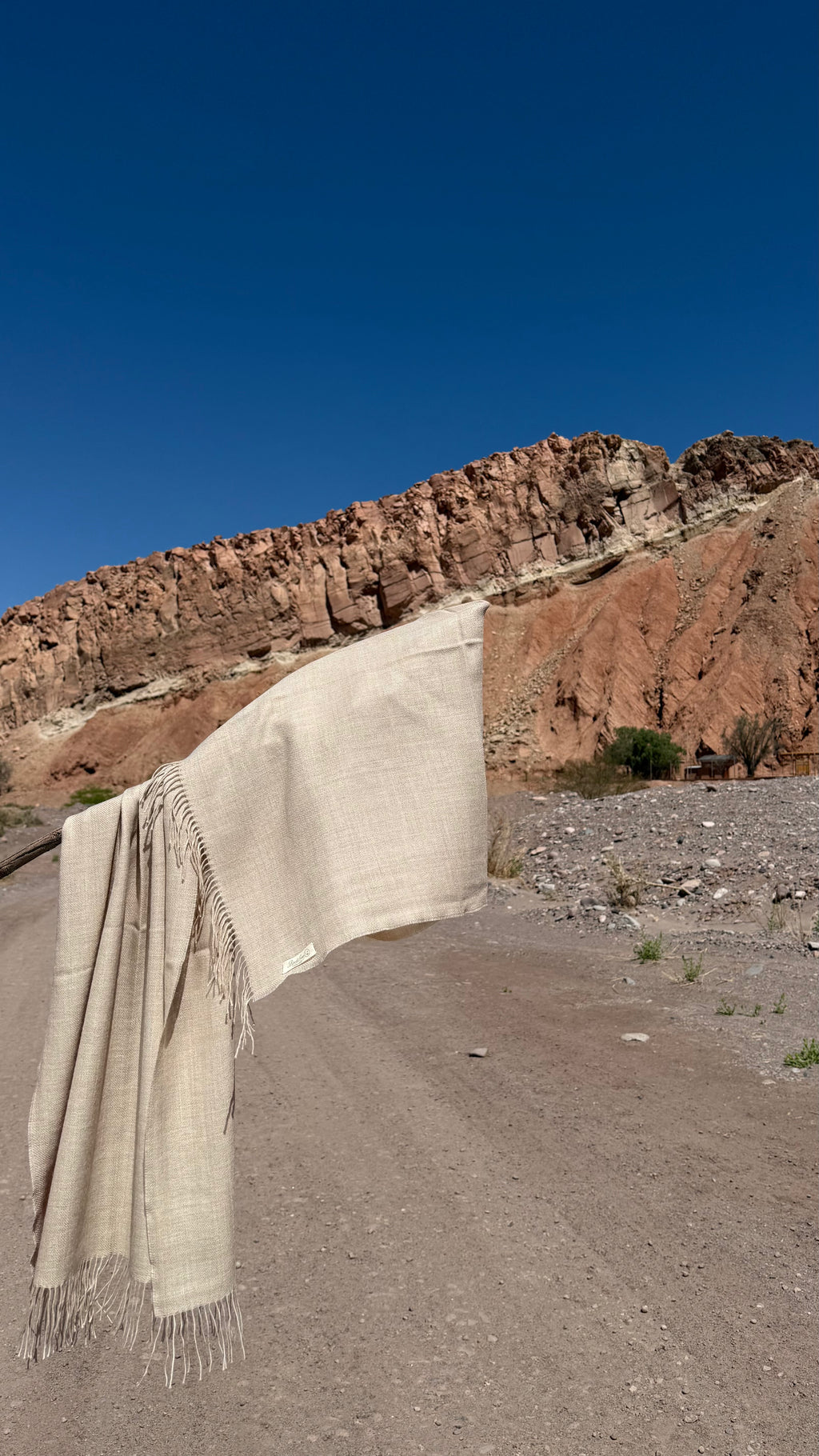 Estola Riso di Luna Silencio del Desierto en baby alpaca eco beige inspirada en la geología del desierto de Atacama