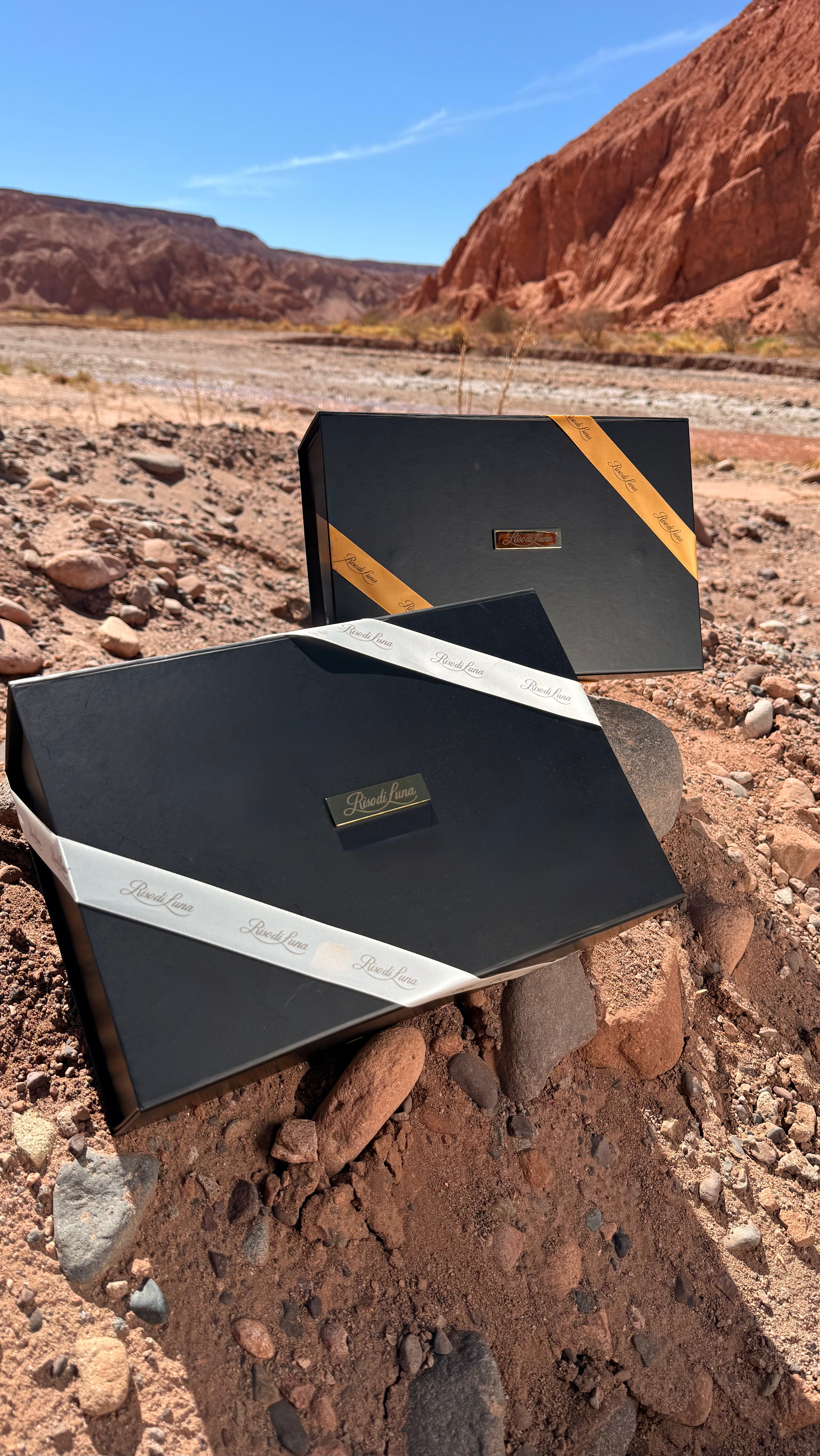 Caja magnética negra de lujo para bufandas Riso di Luna, ideal para conservar fibras nobles como seda y baby alpaca.
Caja magnética blanca para vestuario infantil algodón pima y pima organicoRiso di Luna, diseño sostenible y delicado