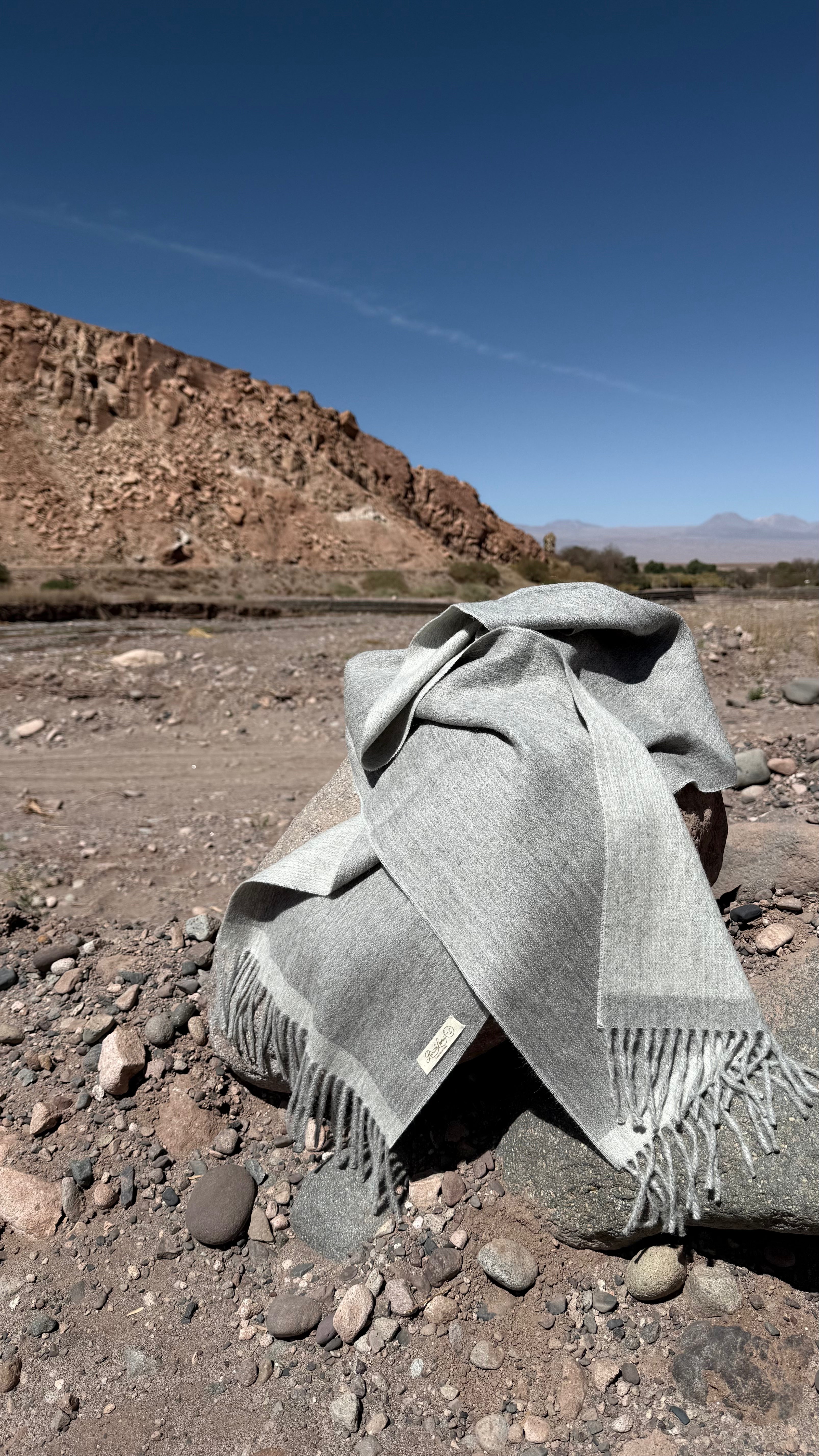 Bufanda de baby alpaca eco light grey / mid grey con textura suave y reversible.