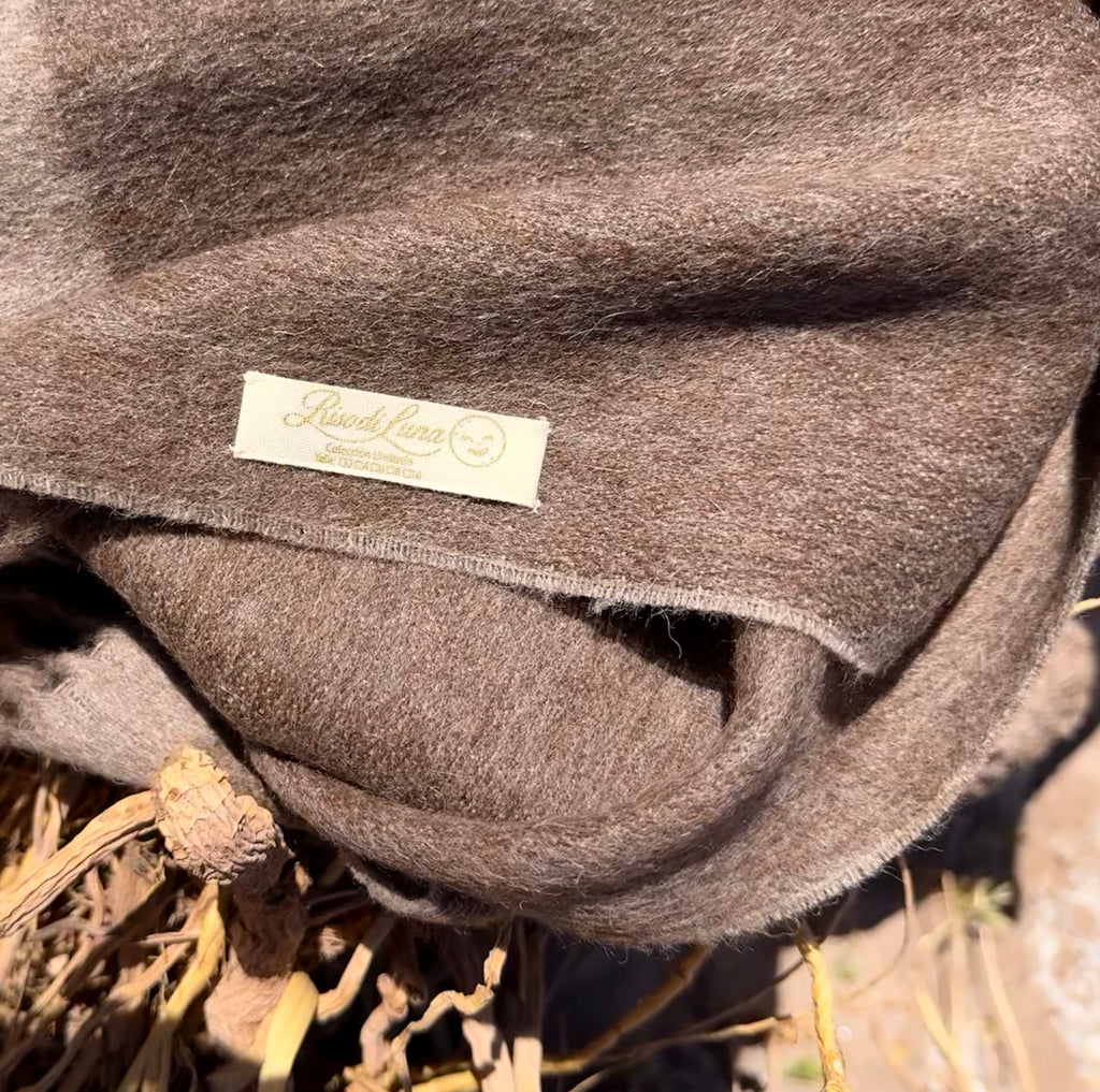 Bufanda Riso di Luna baby alpaca eco en tonos marrón claro y oscuro inspirada en las raíces del desierto.
