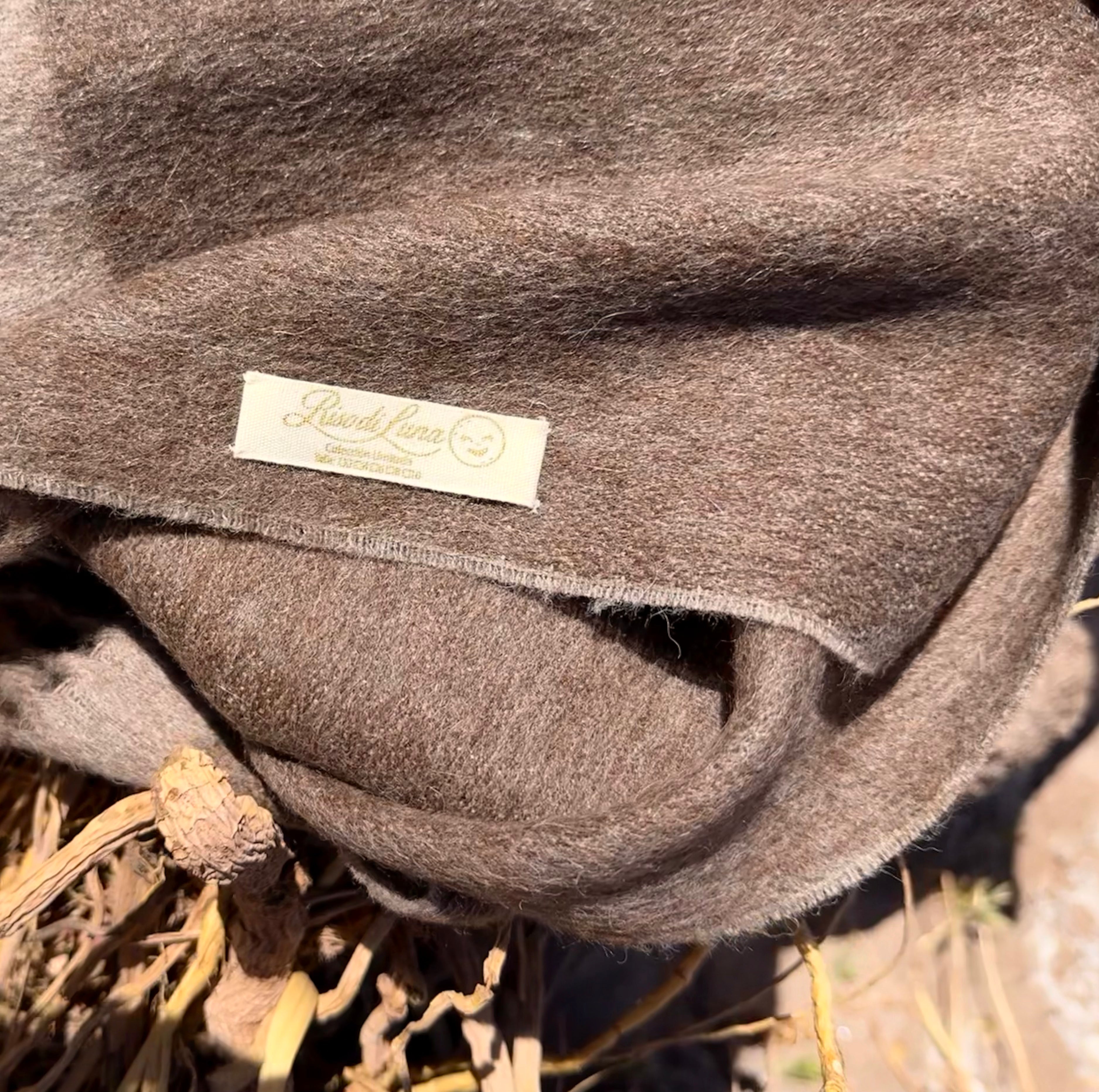 Bufanda Riso di Luna baby alpaca eco en tonos marrón claro y oscuro inspirada en las raíces del desierto.