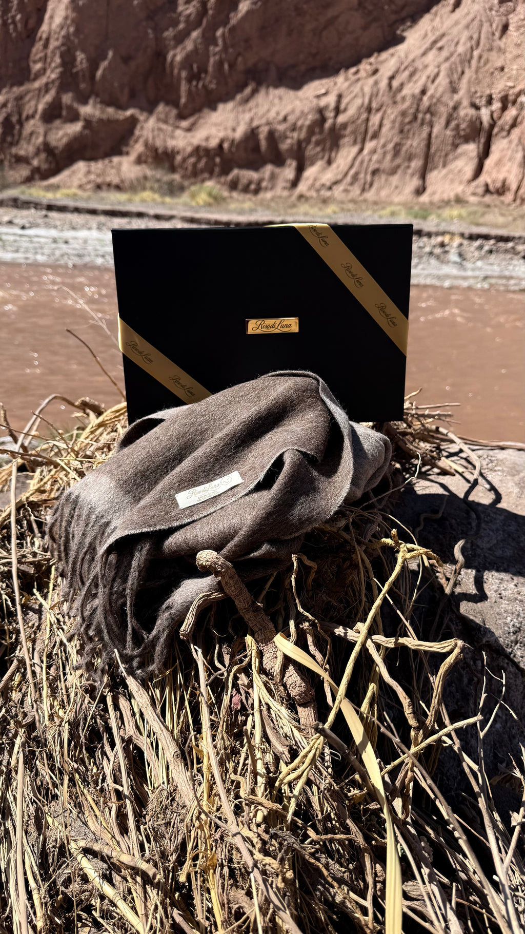 Bufanda Riso di Luna baby alpaca eco en tonos marrón claro y oscuro inspirada en las raíces del desierto.