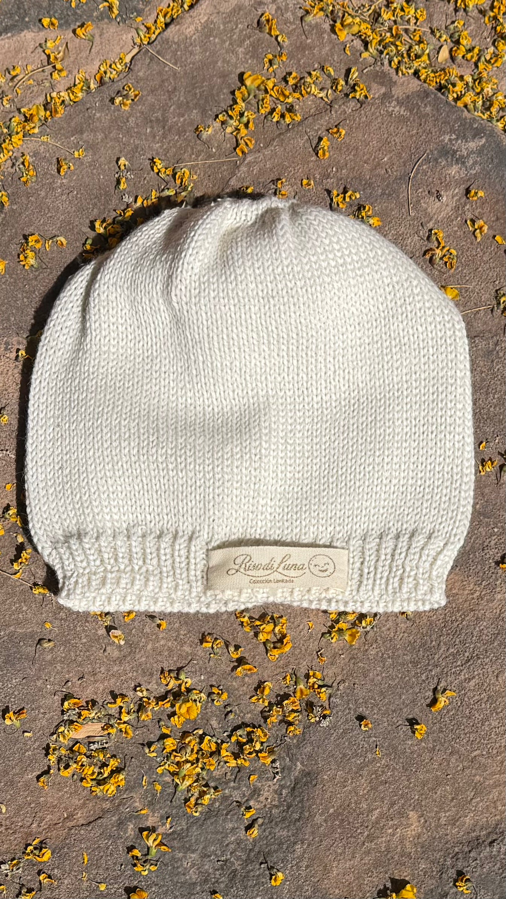 Gorro Sogno di Luna Riso di Luna color ivory con sutil brillo natural, 100% baby alpaca.