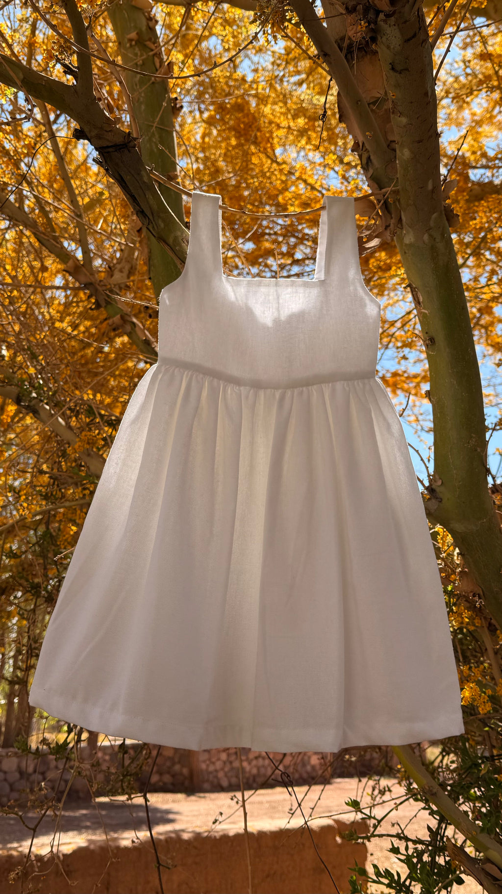 vestido infantil lino blanco, algodón pima hipoalergénico, nido de avispa, moda infantil sostenible