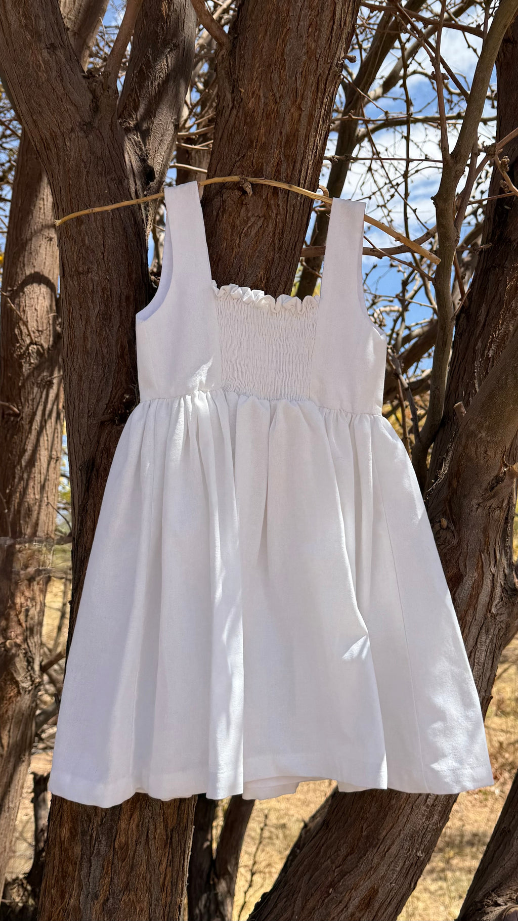 vestido infantil lino blanco, algodón pima hipoalergénico, nido de avispa, moda infantil sostenible