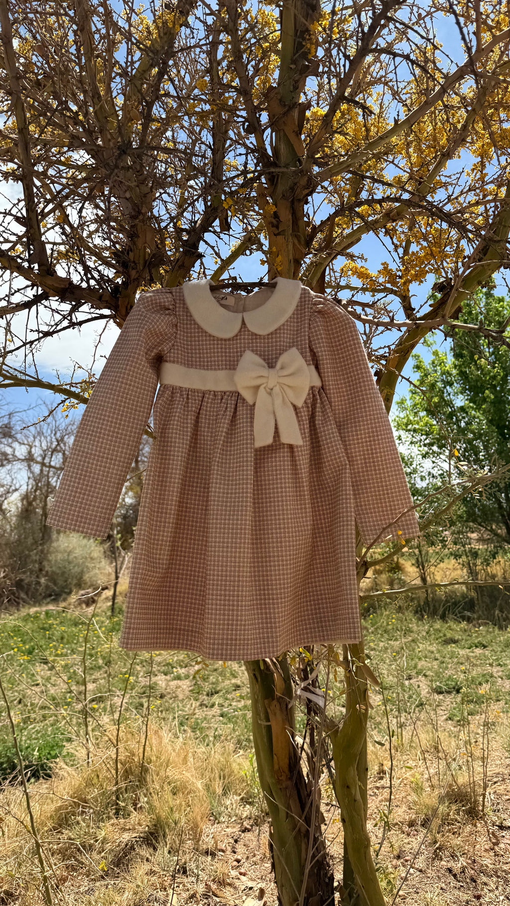 Vestido infantil de lujo artesanal Riso di Luna, hecho a mano en lana con detalles en baby alpaca , lana y forro de algodón pima.
