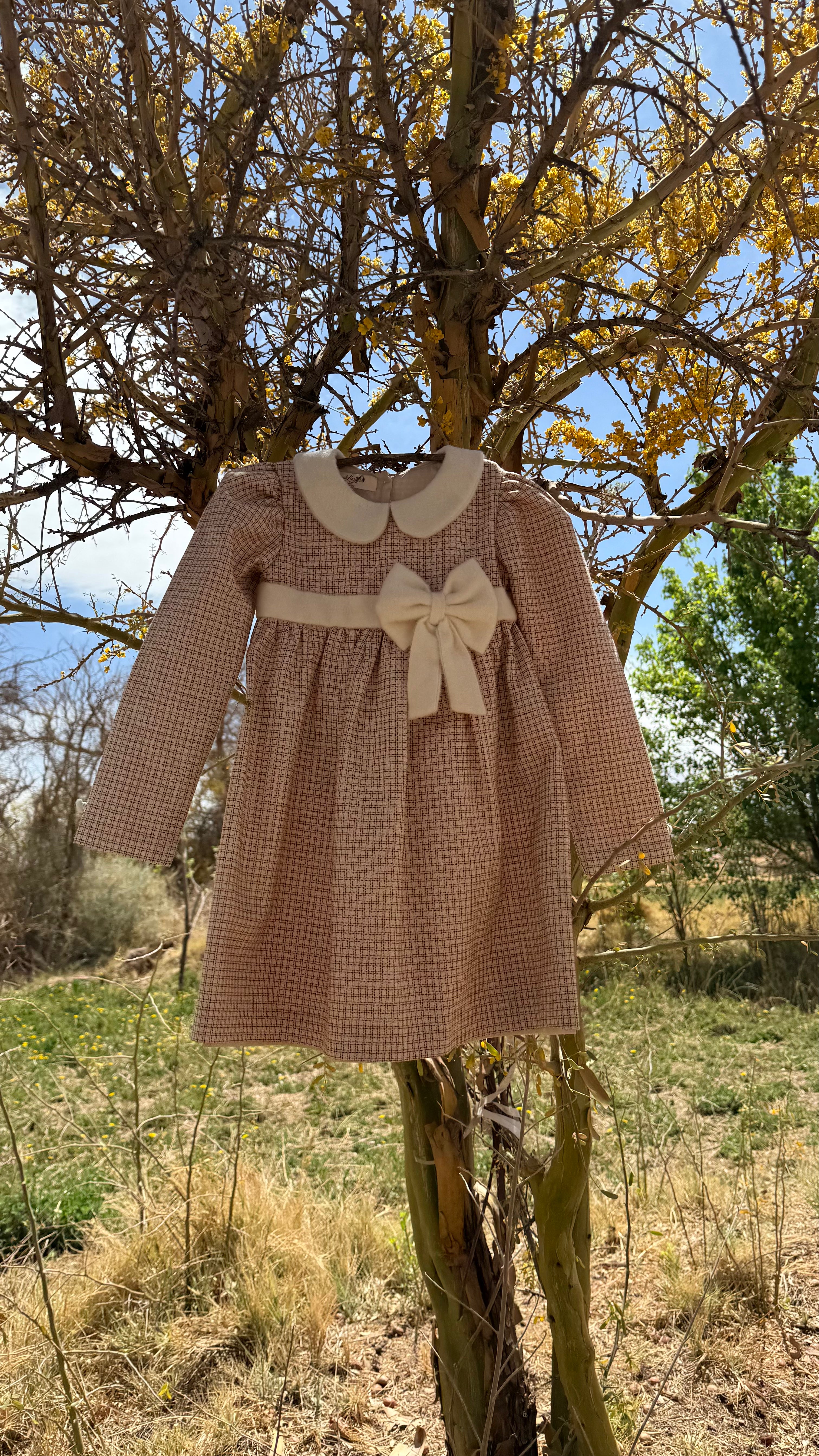 Vestido infantil de lujo artesanal Riso di Luna, hecho a mano en lana con detalles en baby alpaca , lana y forro de algodón pima.