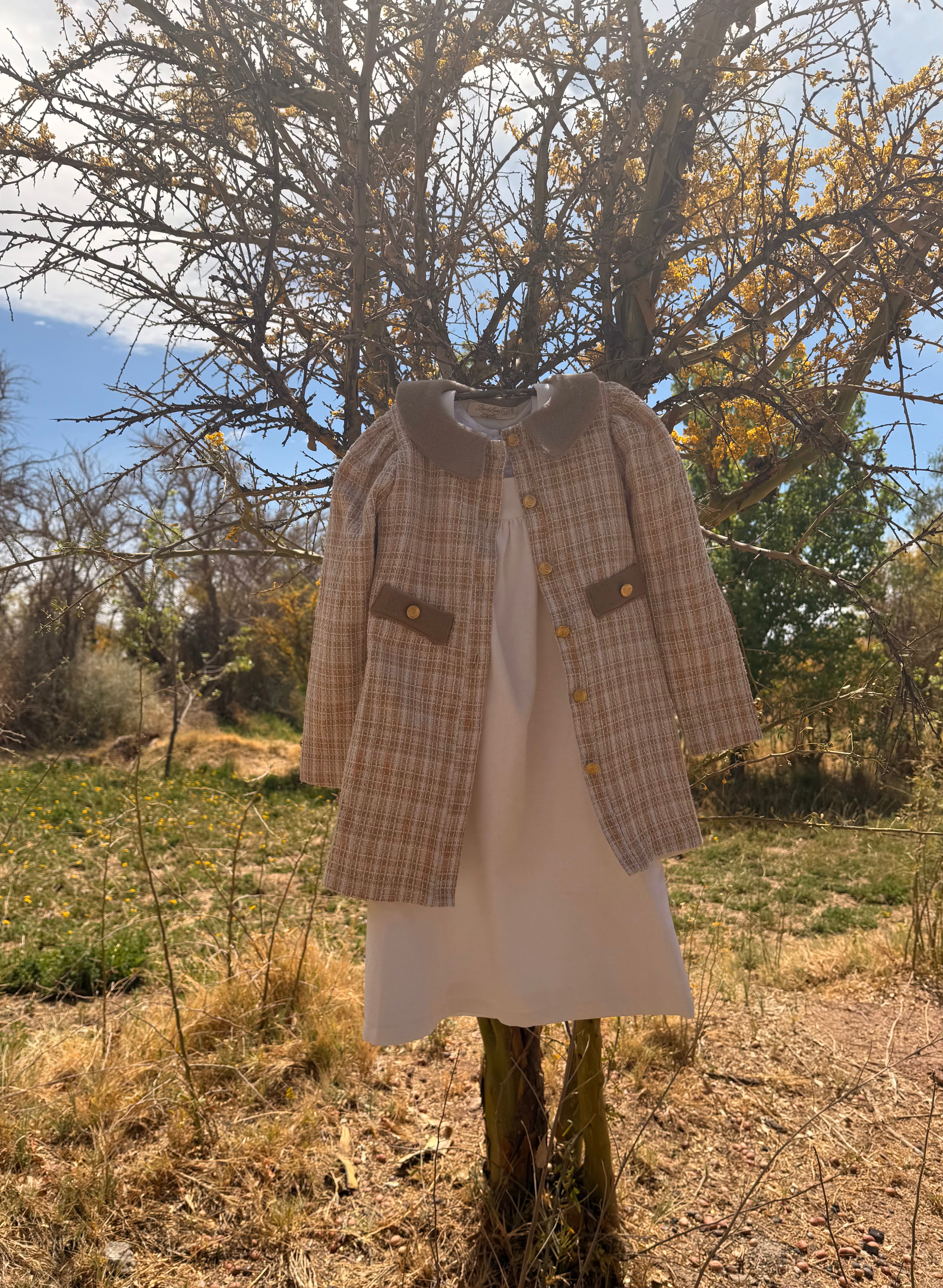 Abrigo de media estación estilo inglés Riso di Luna, en tweed con mangas fruncidas, botones dorados y cuello en baby alpaca. Bordado interior a mano y forro en algodón pima.