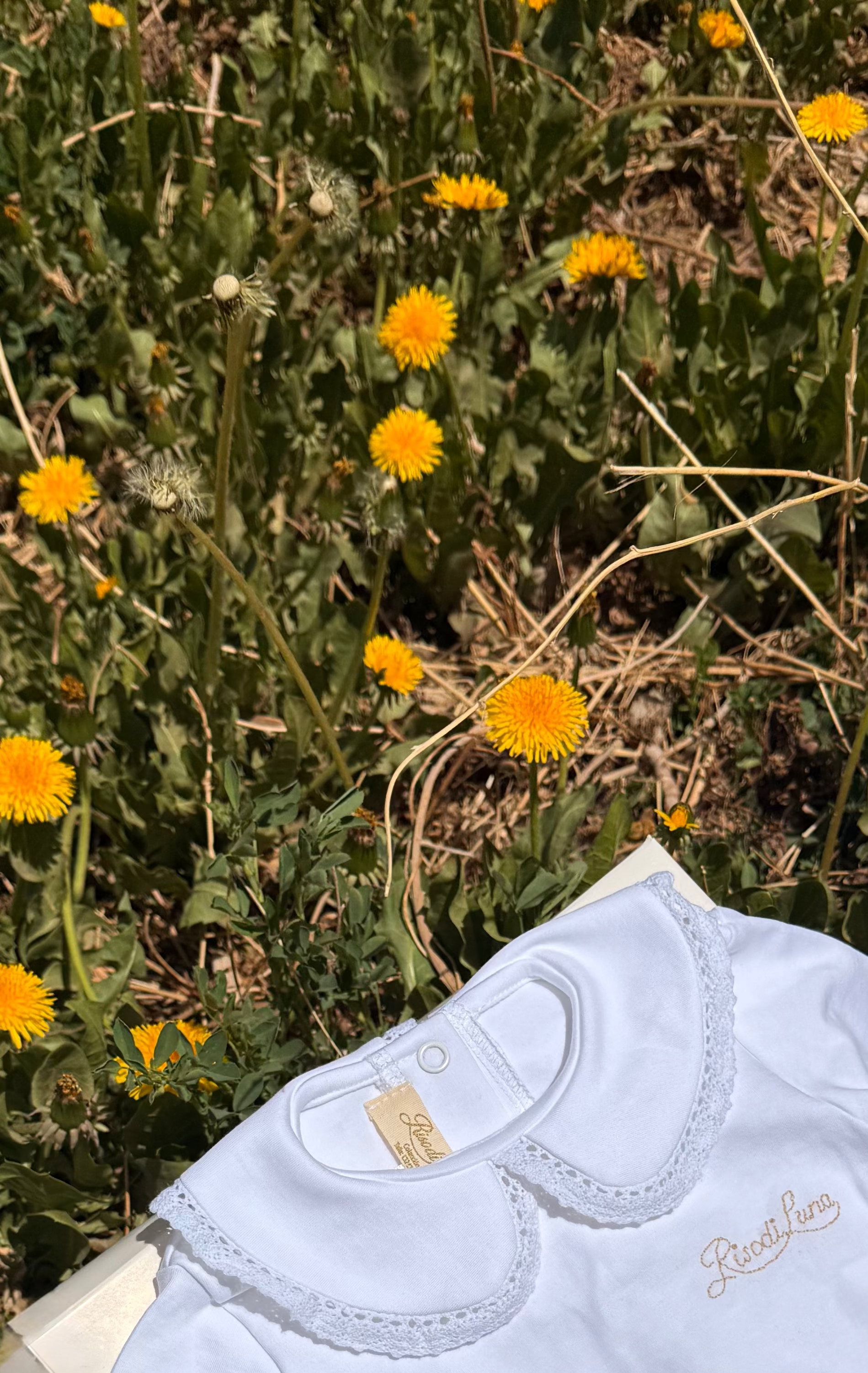 Body infantil Luna Chiara en algodón pima hipoalergénico, con cuello bordado a mano en hilo de algodón. Hecho a mano en Chile por Riso di Luna, marca de lujo artesanal sostenible.