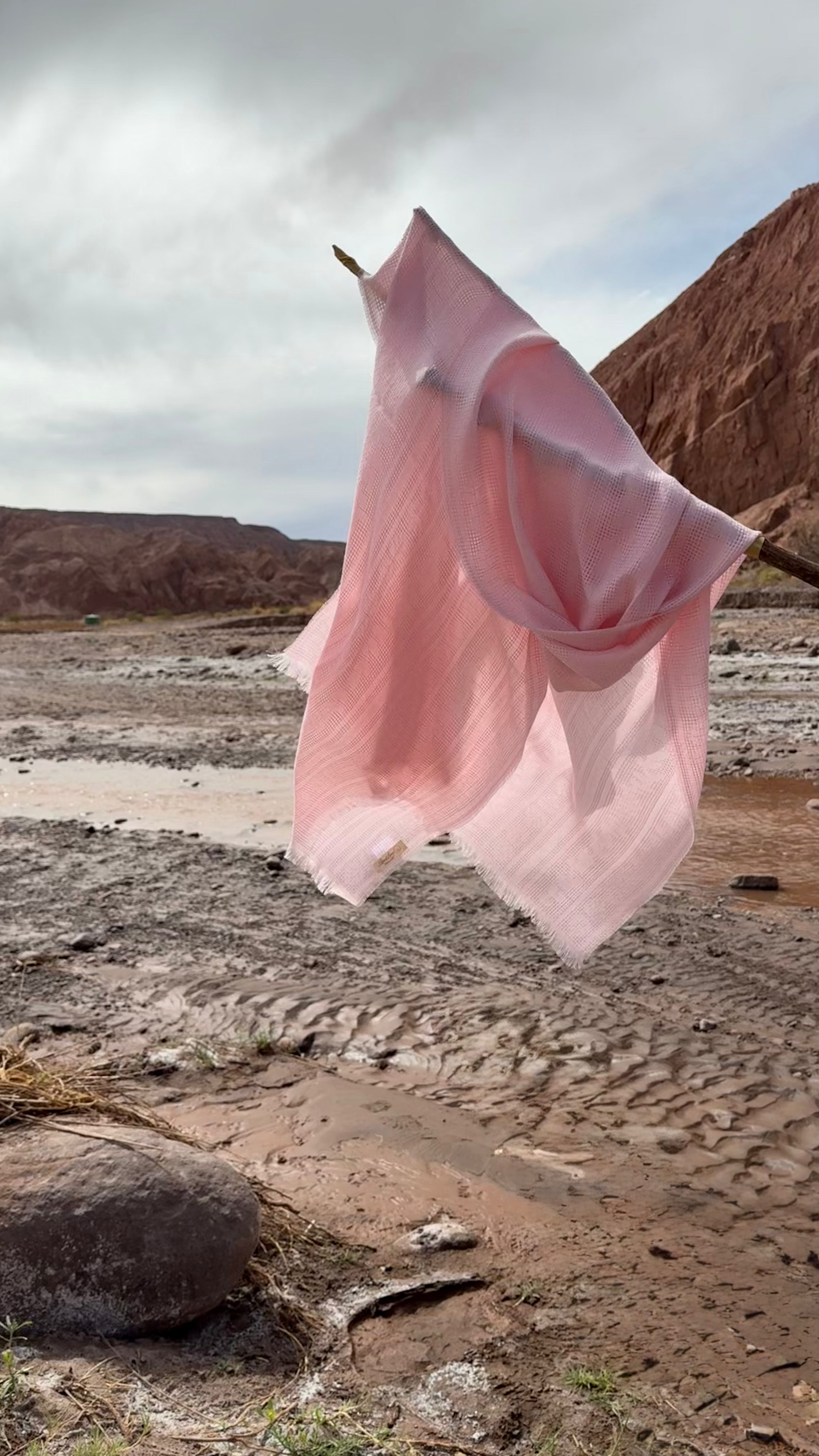 Estola Eco Luz de Luna Riso di Luna color rosa suave en baby alpaca y seda hipoalergénica.