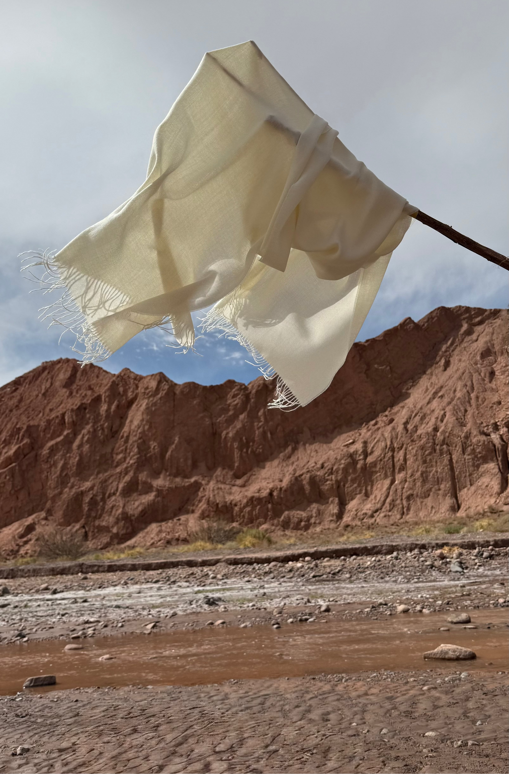 Estola “Viento Eterno” Riso di Luna en tono ivory natural, confeccionada en 100 % baby alpaca eco sin tintes.