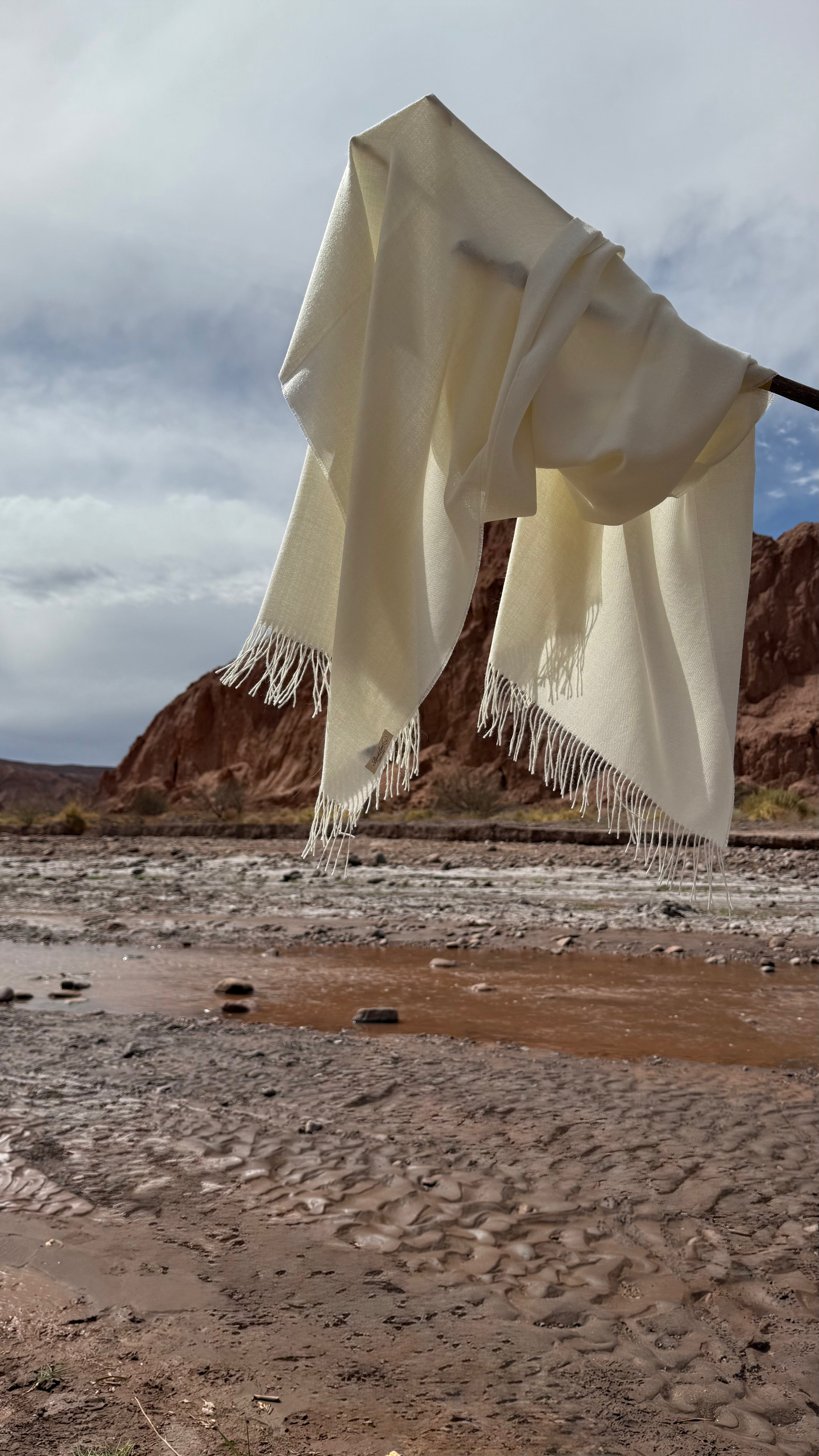 Estola “Viento Eterno” Riso di Luna en tono ivory natural, confeccionada en 100 % baby alpaca eco sin tintes.