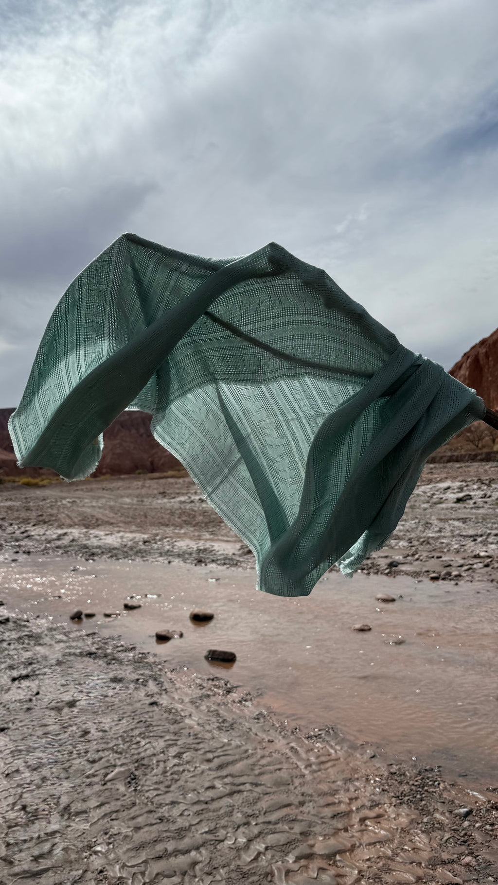 Estola Riso di Luna color menta en baby alpaca y seda natural.