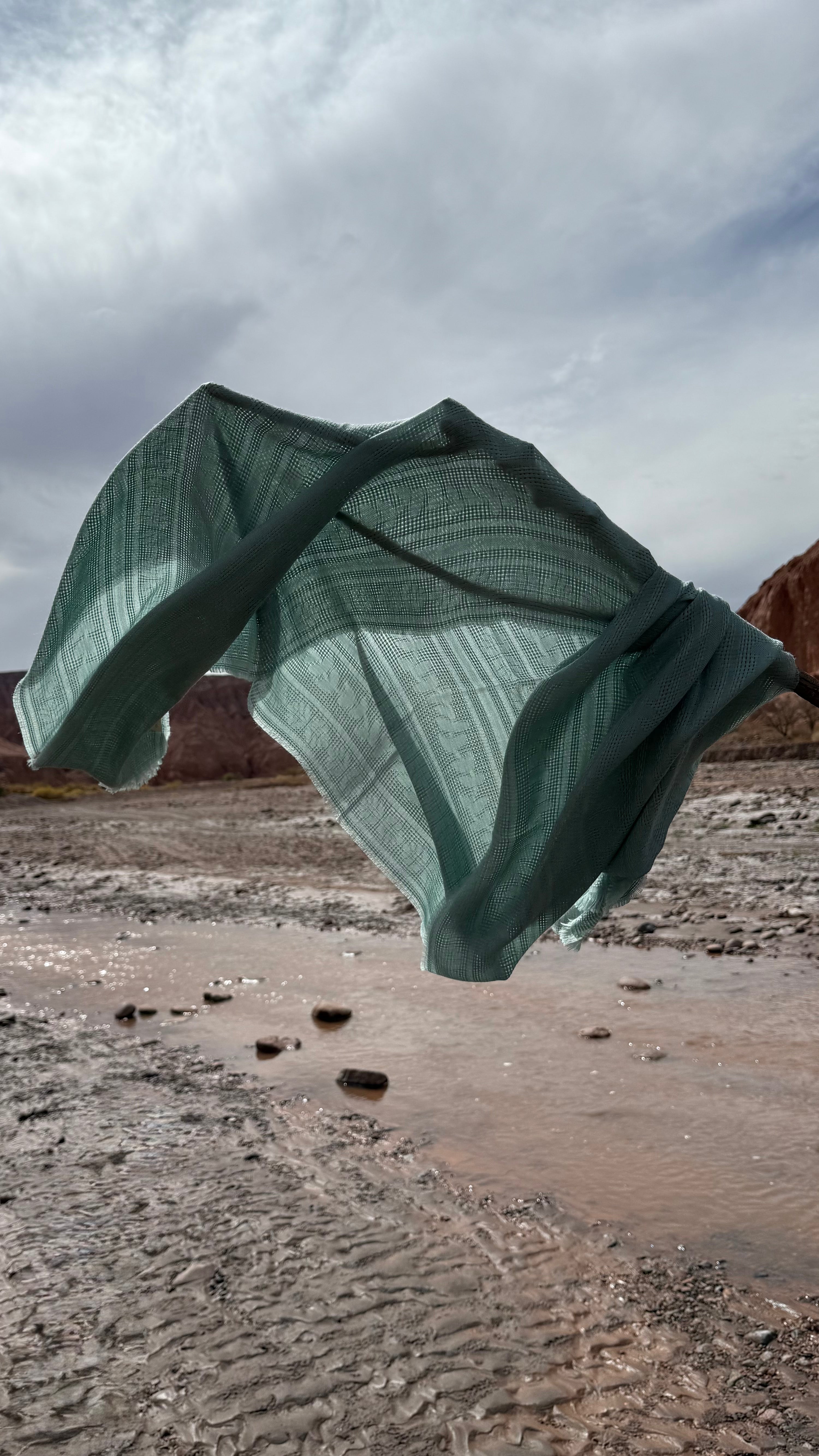 Estola Riso di Luna color menta en baby alpaca y seda natural.