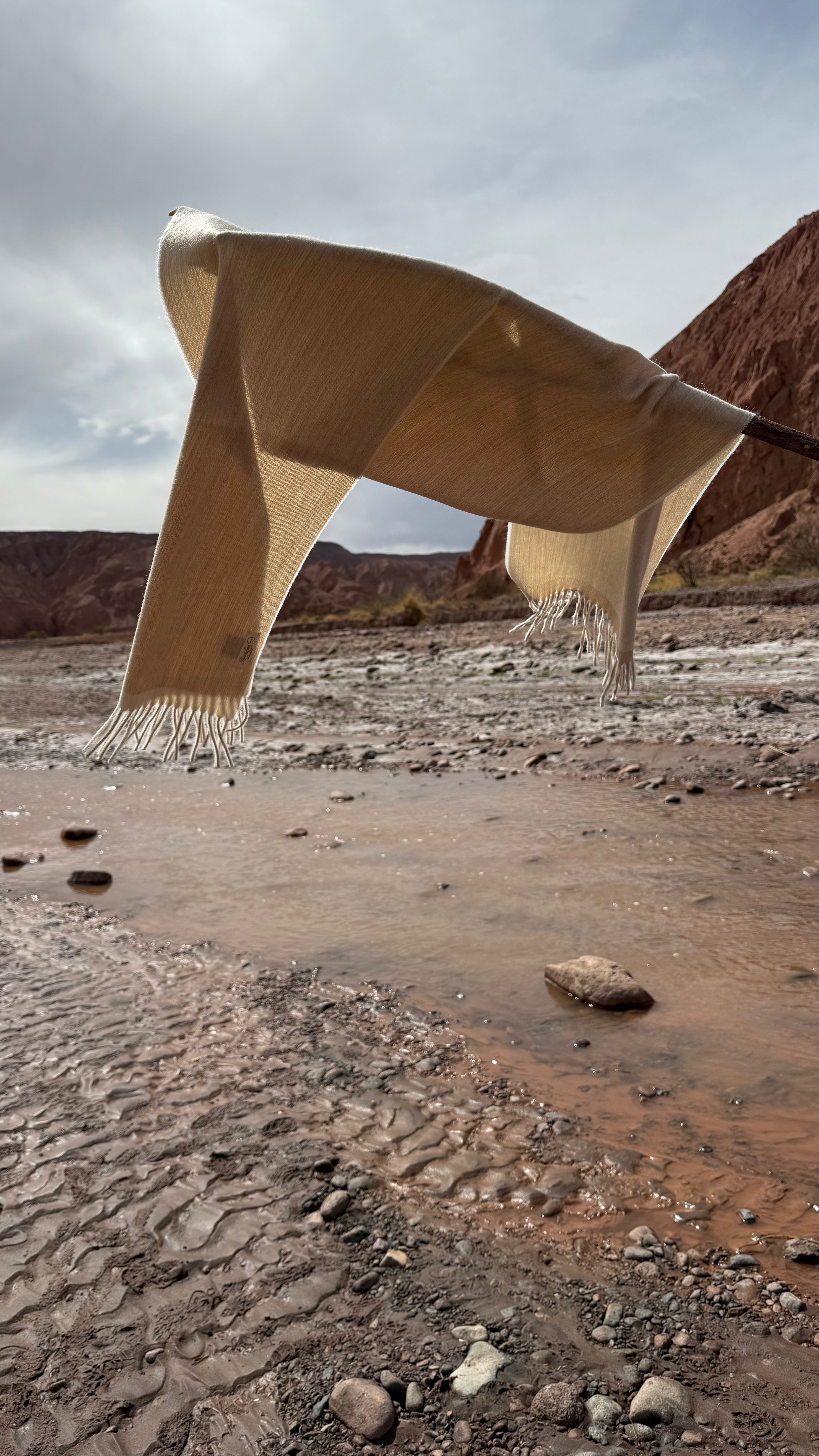Bufanda Riso di Luna baby alpaca eco  en tonos beige y blanco inspirada en los reflejos del desierto de Atacama.”