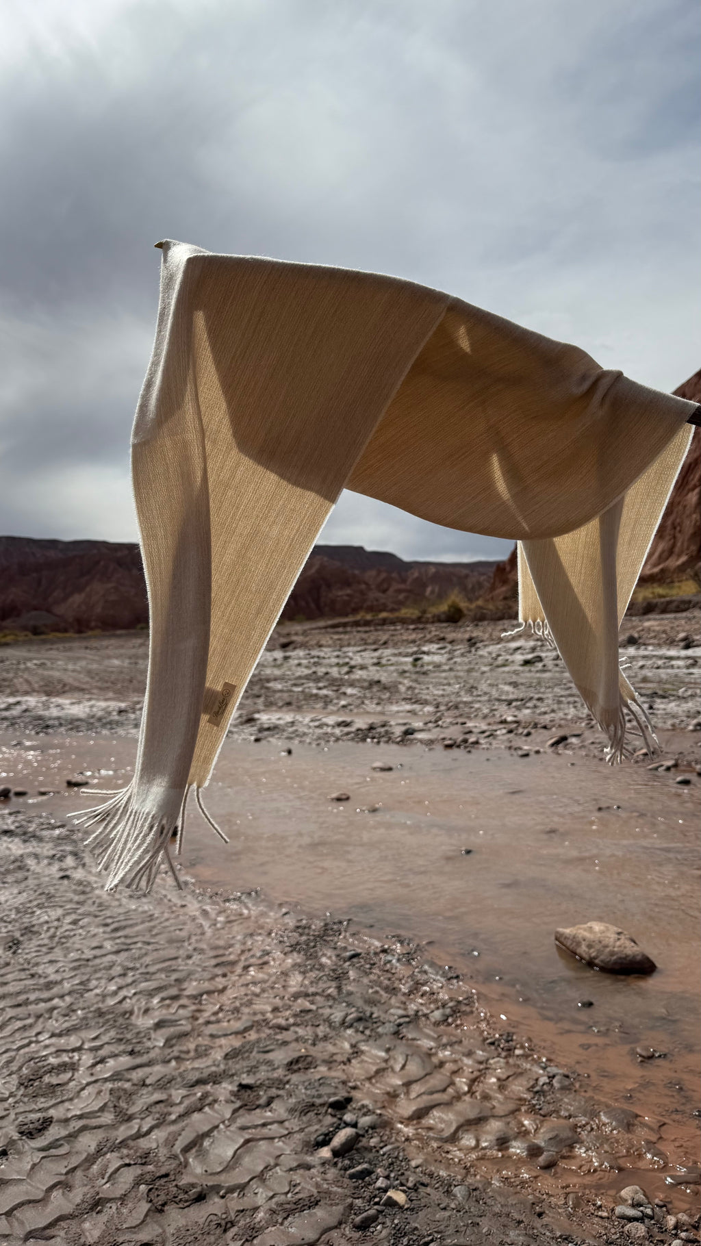 Bufanda Riso di Luna baby alpaca eco  en tonos beige y blanco inspirada en los reflejos del desierto de Atacama.