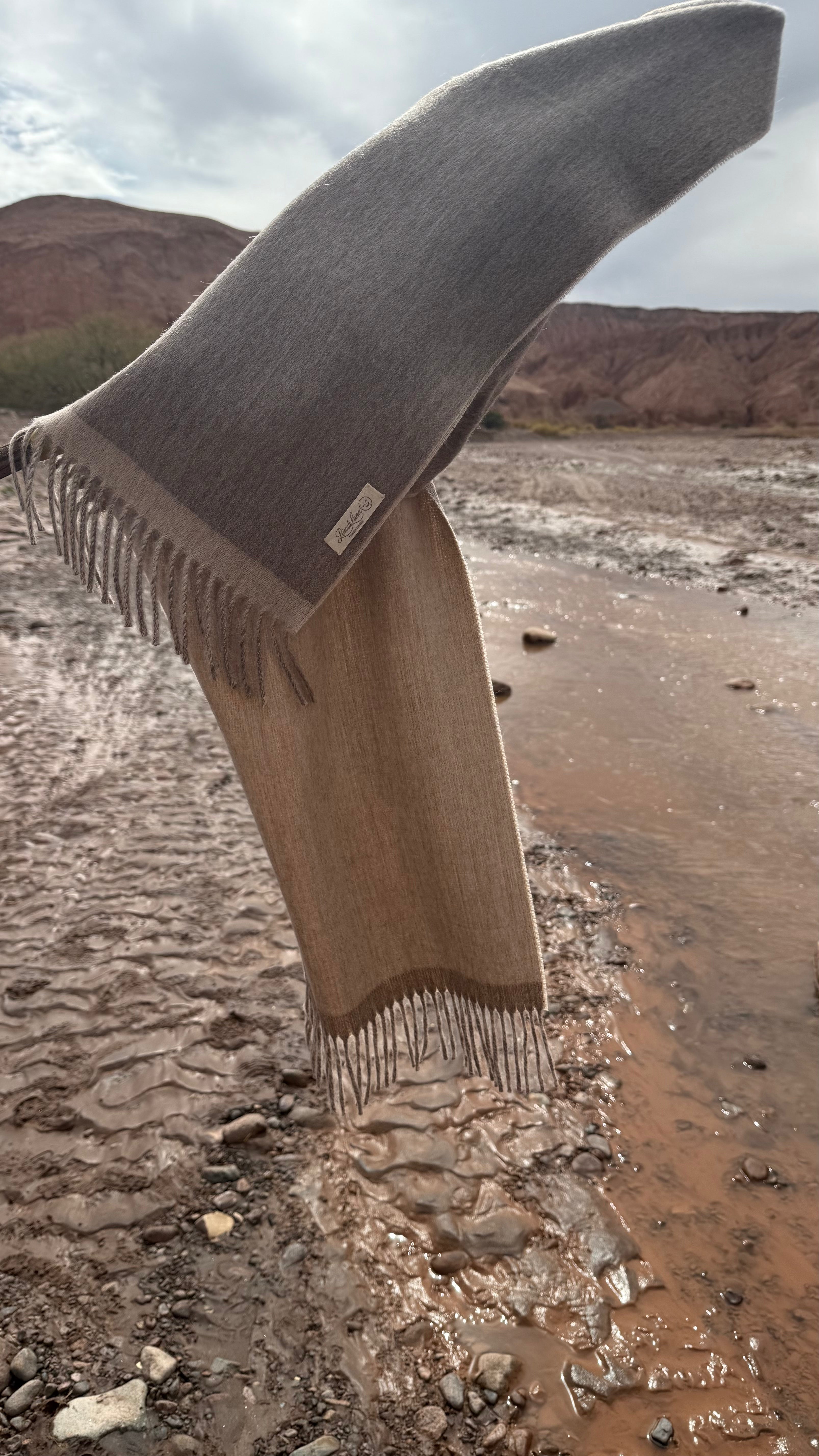 Bufanda “Dunas Doradas” Riso di Luna en tonos beige y canela, inspirada en la luz y arena dorada del desierto de Atacama. 100 % baby alpaca eco sin tintes y con procesos sostenibles.