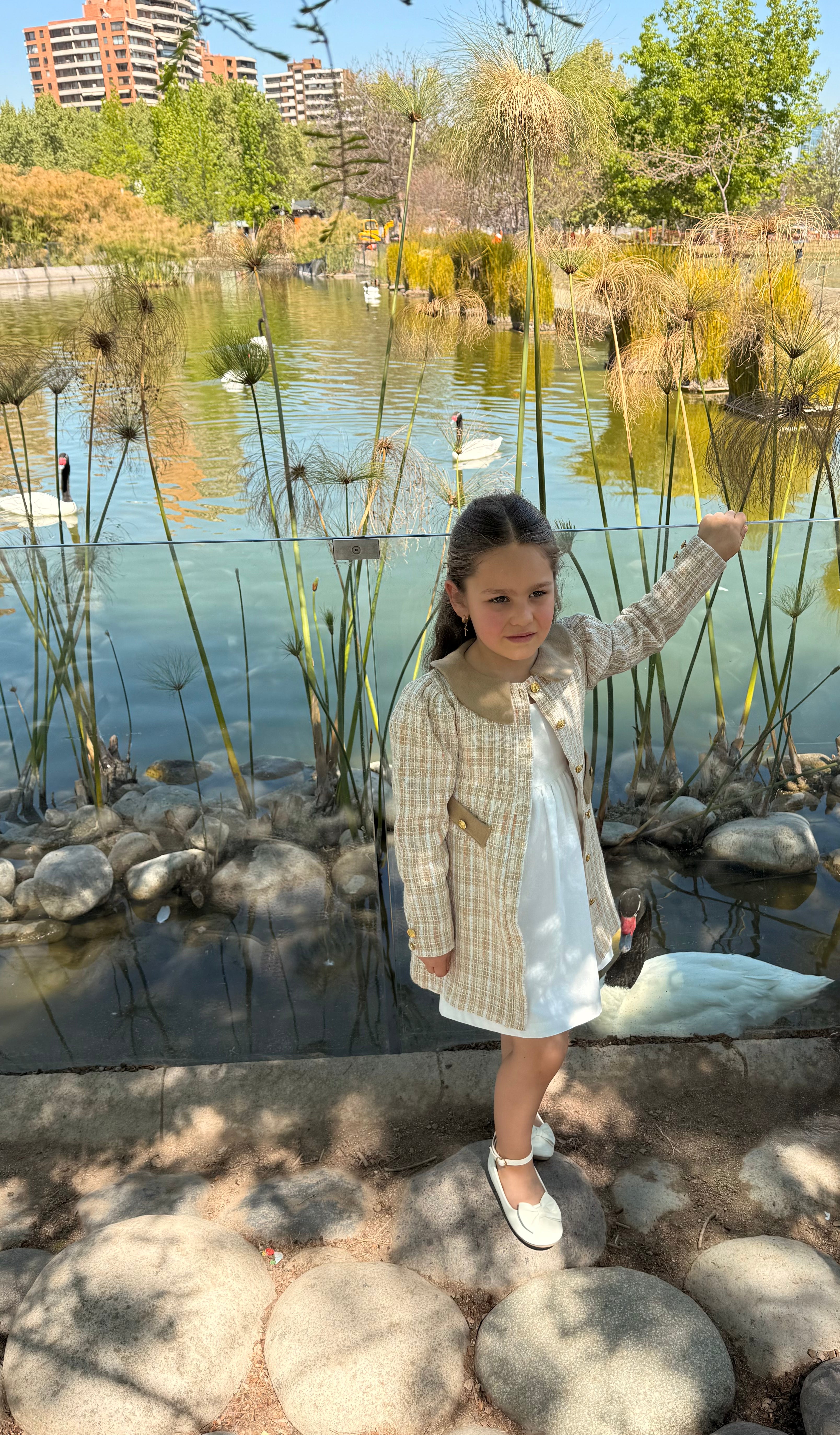 Abrigo de media estación estilo inglés Riso di Luna, en tweed con mangas fruncidas, botones dorados y cuello en baby alpaca. Bordado interior a mano y forro en algodón pima.