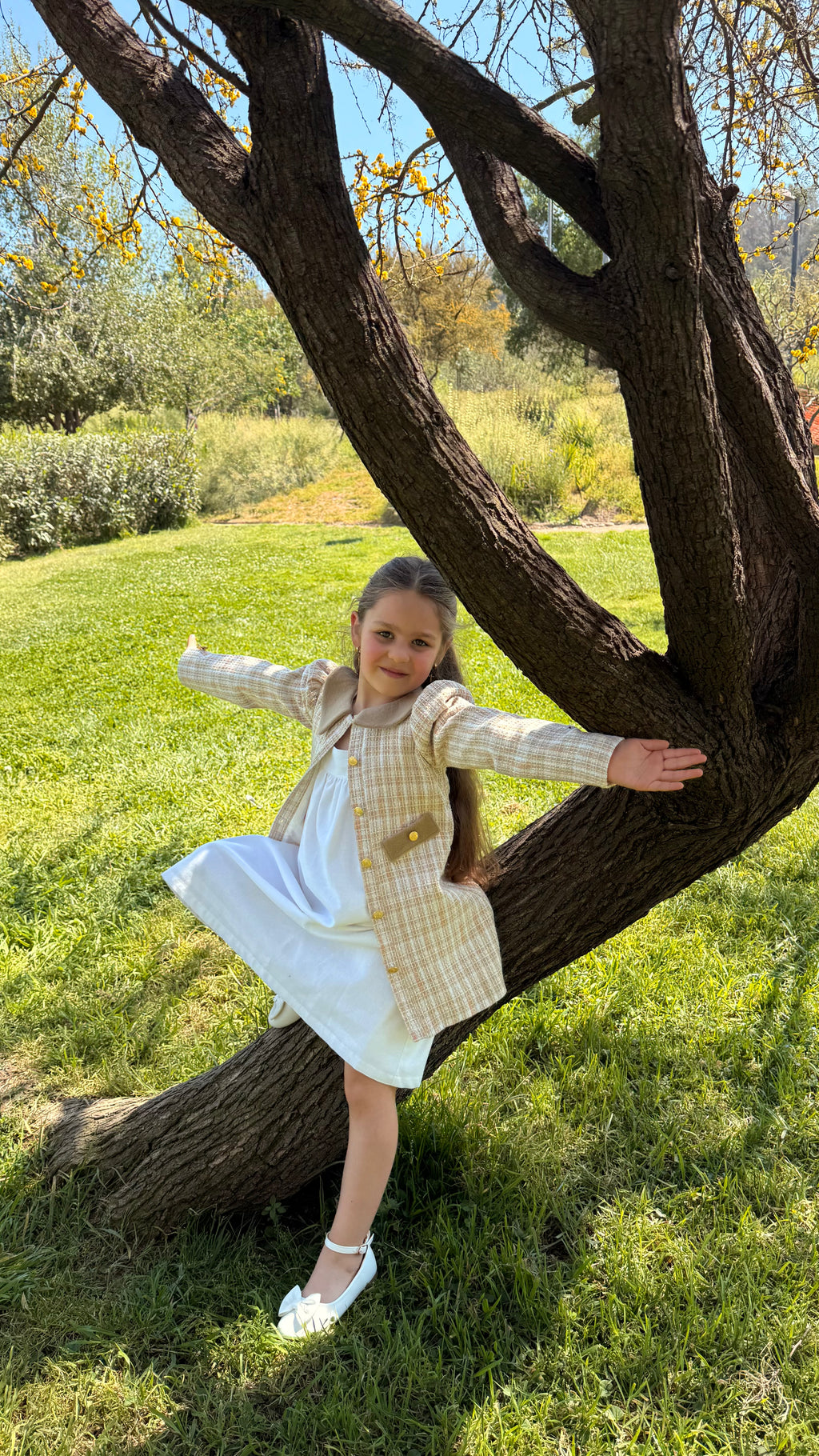 Abrigo de media estación estilo inglés Riso di Luna, en tweed con mangas fruncidas, botones dorados y cuello en baby alpaca. Bordado interior a mano y forro en algodón pima.