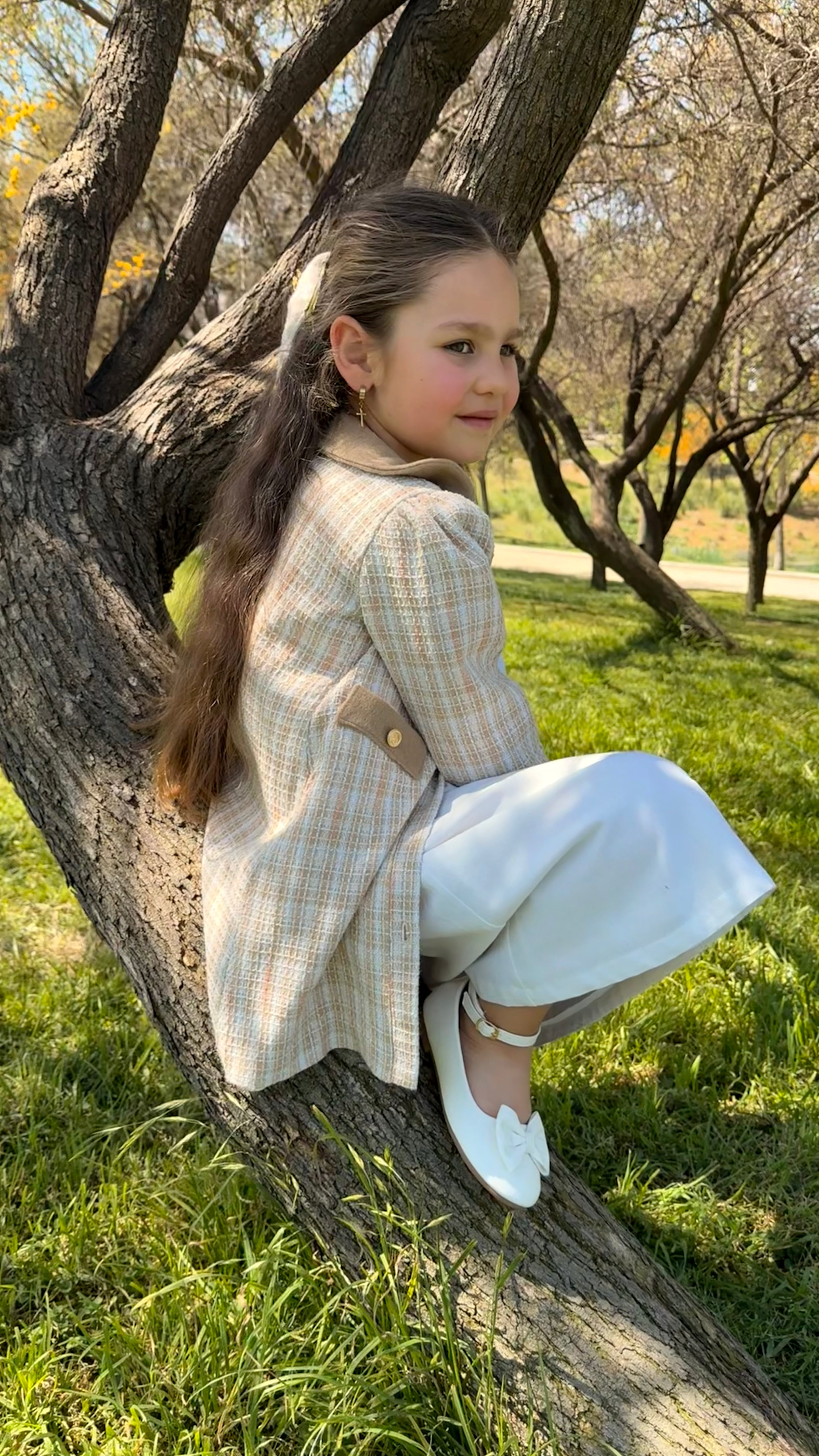 Abrigo de media estación estilo inglés Riso di Luna, en tweed con mangas fruncidas, botones dorados y cuello en baby alpaca. Bordado interior a mano y forro en algodón pima.