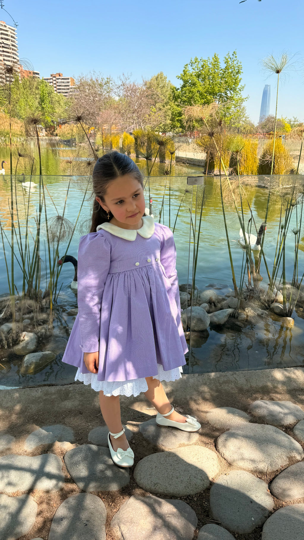 Vestido infantil con cuello y botones en baby alpaca y ruedo en broderie  a mano. Forro en algodón pima hipoalergénico. Riso di luna