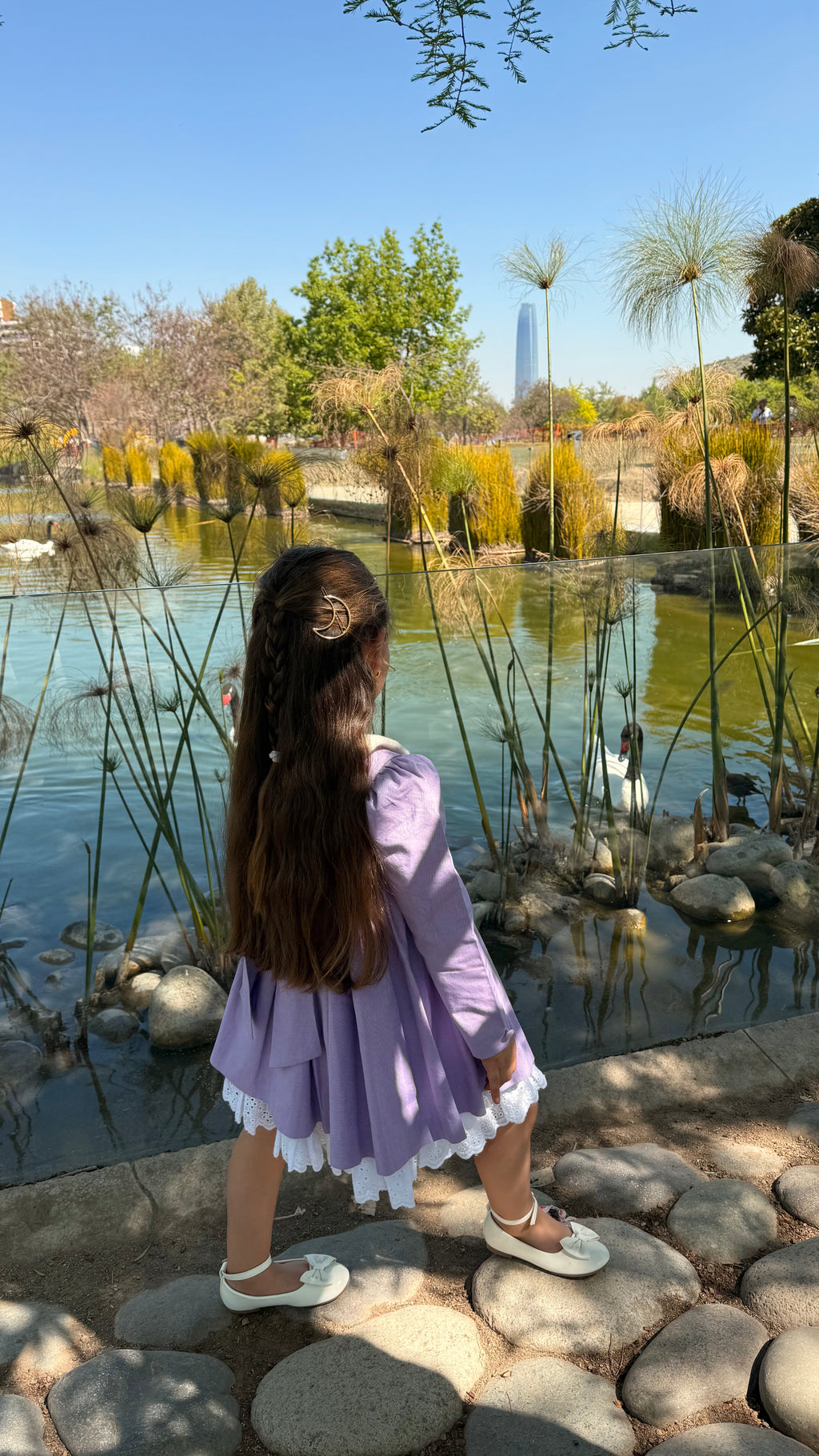 Vestido infantil con cuello y botones en baby alpaca y ruedo en broderie  a mano. Forro en algodón pima hipoalergénico. Riso di luna