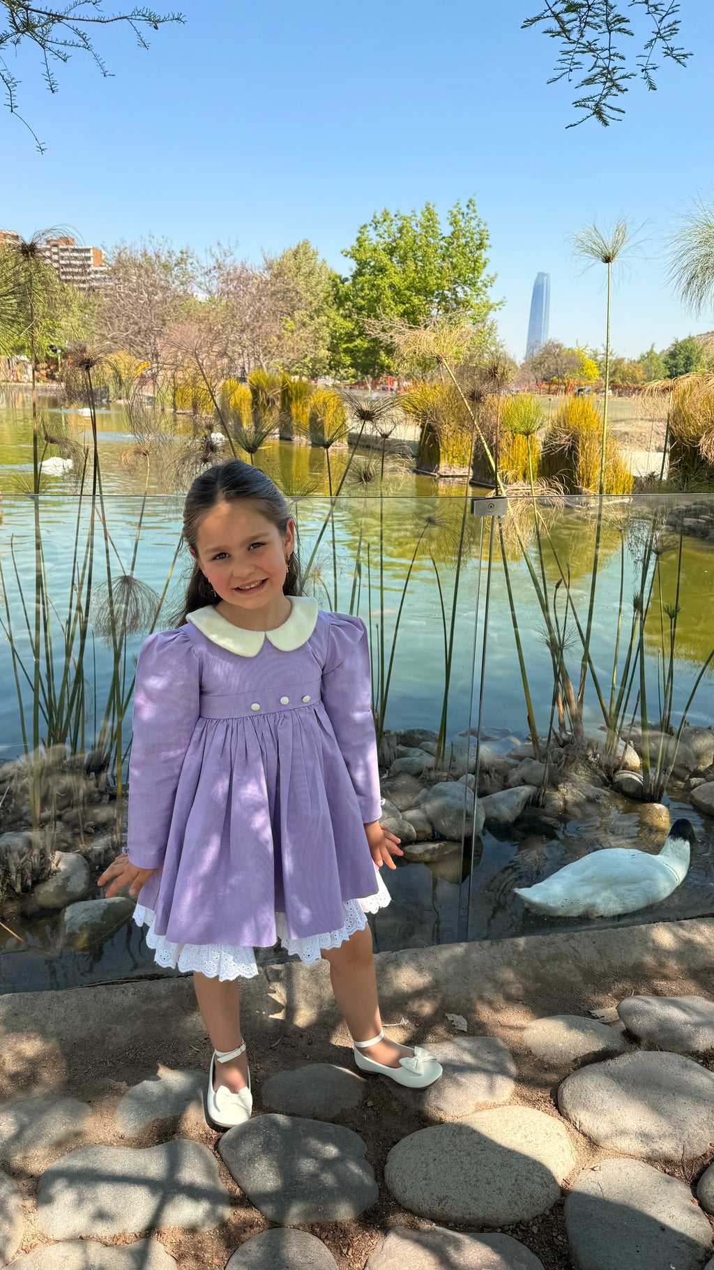 Vestido infantil con cuello y botones en baby alpaca y ruedo en broderie  a mano. Forro en algodón pima hipoalergénico. Riso di luna