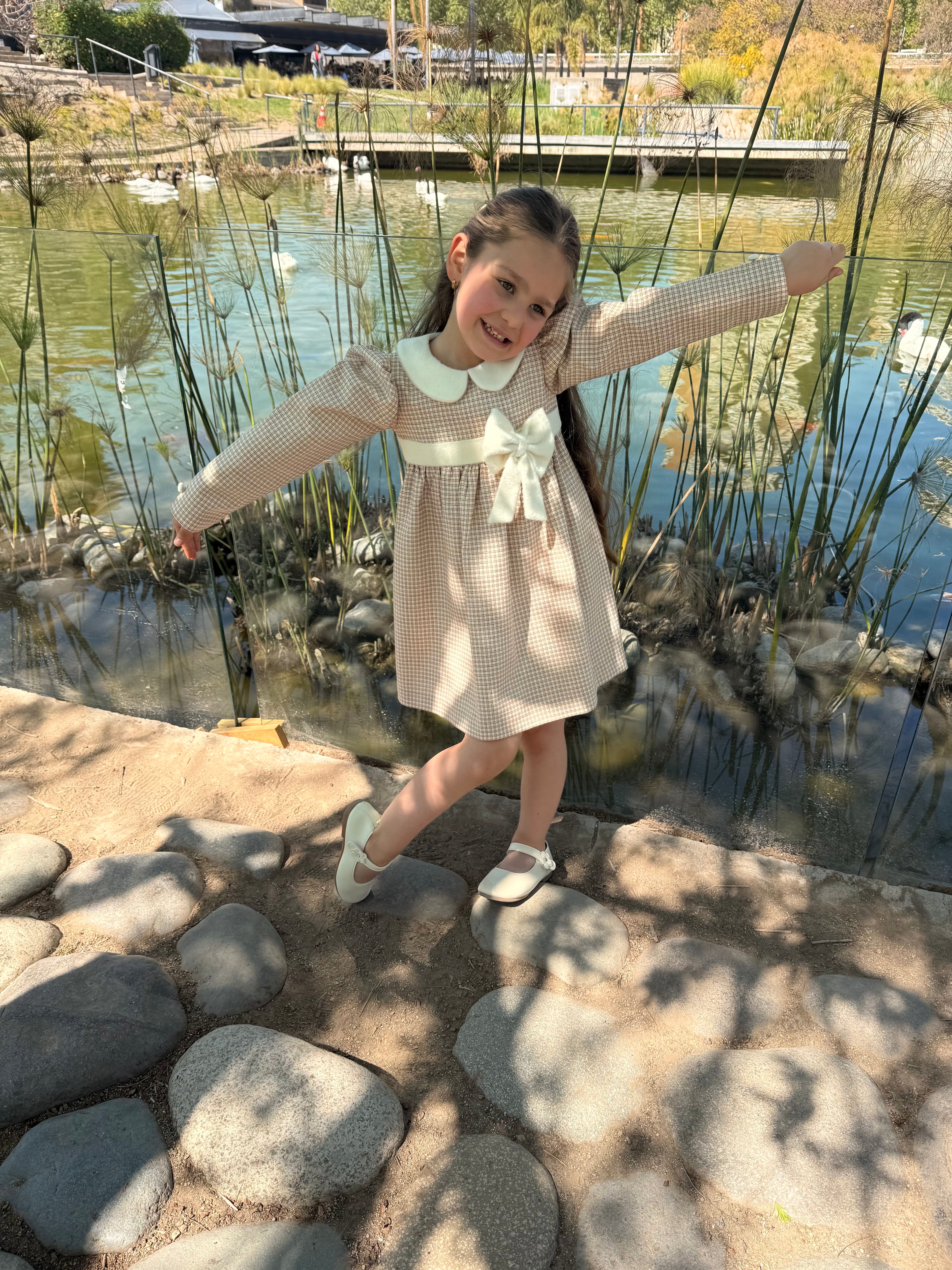 Vestido infantil de lujo artesanal Riso di Luna, hecho a mano en lana con detalles en baby alpaca , lana y forro de algodón pima.