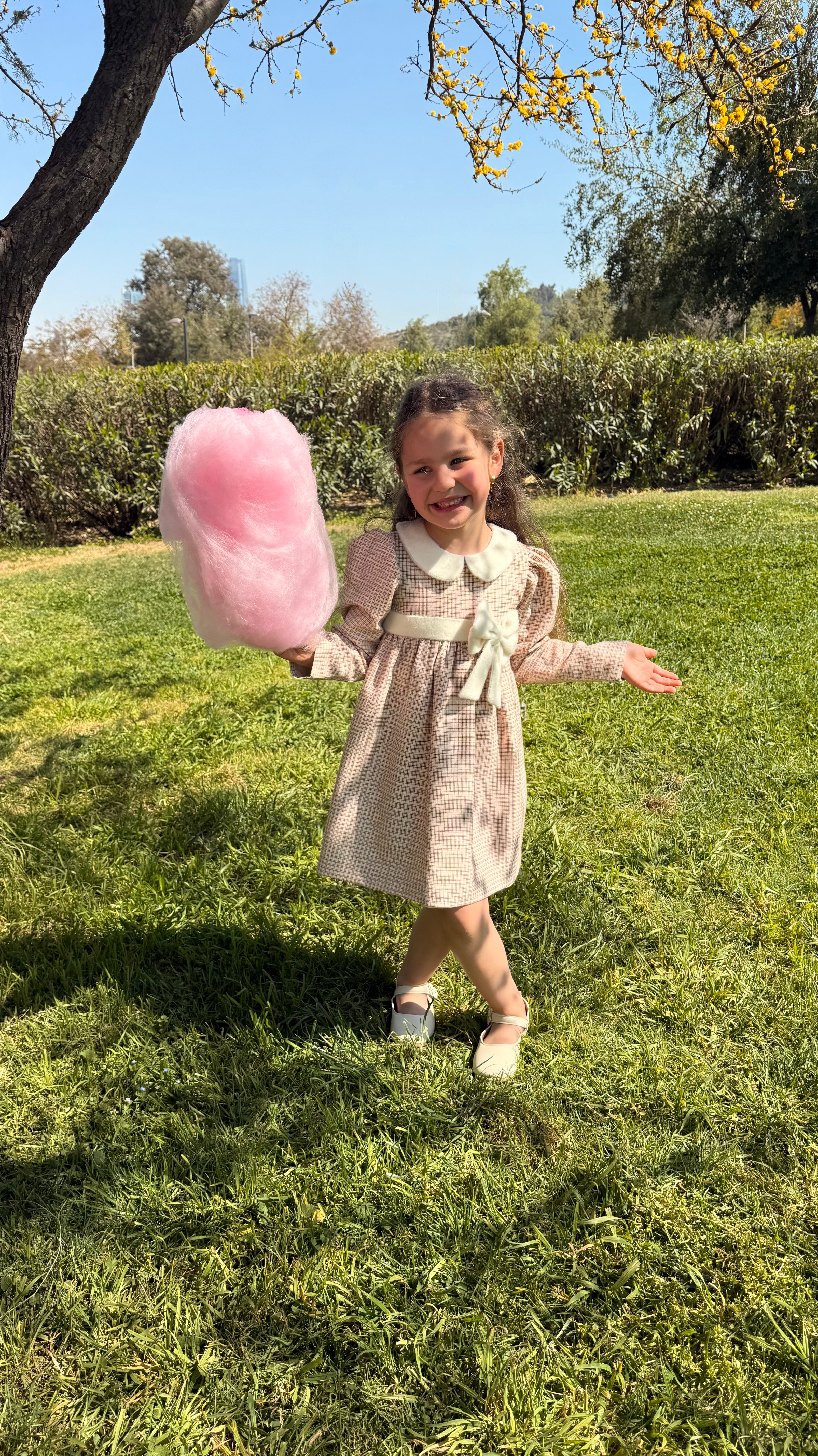 Vestido infantil de lujo artesanal Riso di Luna, hecho a mano en lana con detalles en baby alpaca , lana y forro de algodón pima.