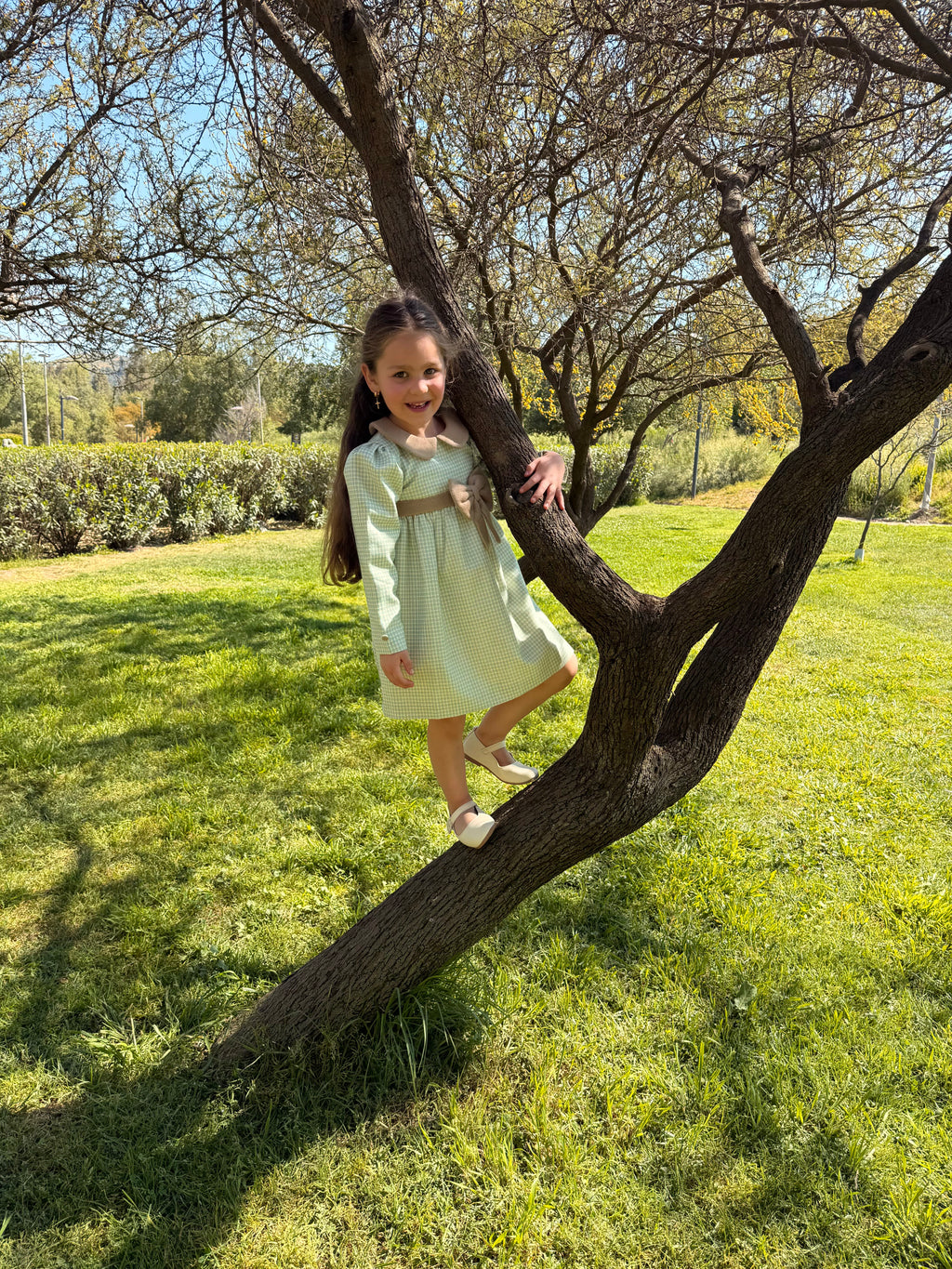 Vestido infantil de lujo artesanal Riso di Luna, hecho a mano en lana con detalles en baby alpaca y forro de algodón pima.