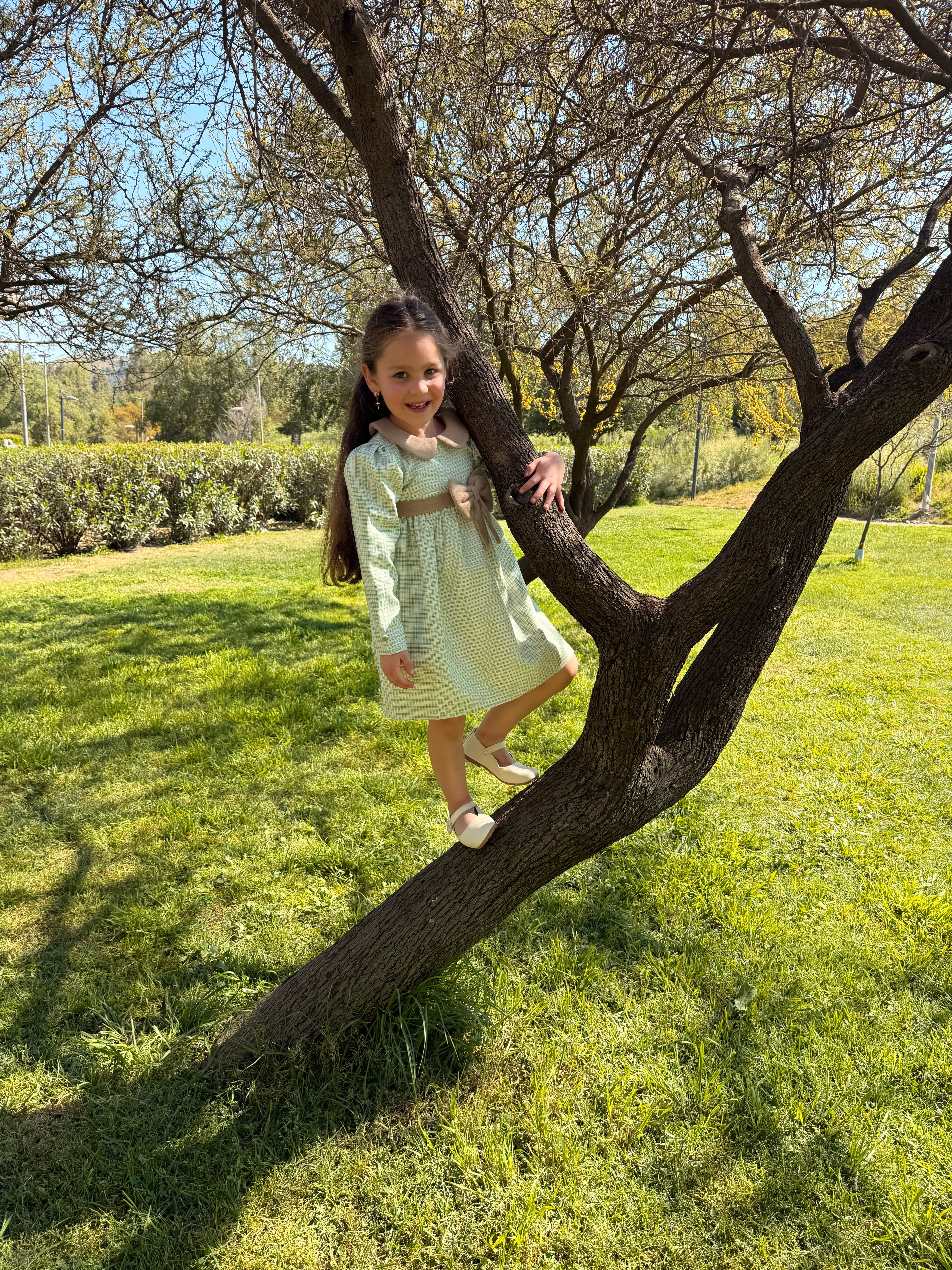 Vestido infantil de lujo artesanal Riso di Luna, hecho a mano en lana con detalles en baby alpaca y forro de algodón pima.