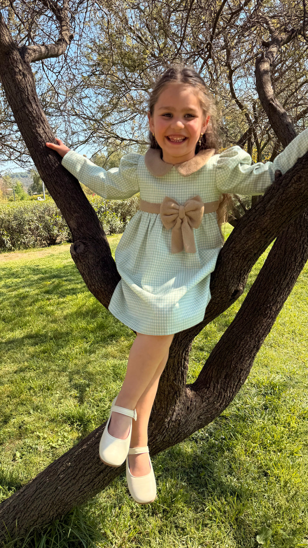 Vestido infantil de lujo artesanal Riso di Luna, hecho a mano en lana con detalles en baby alpaca y forro de algodón pima.