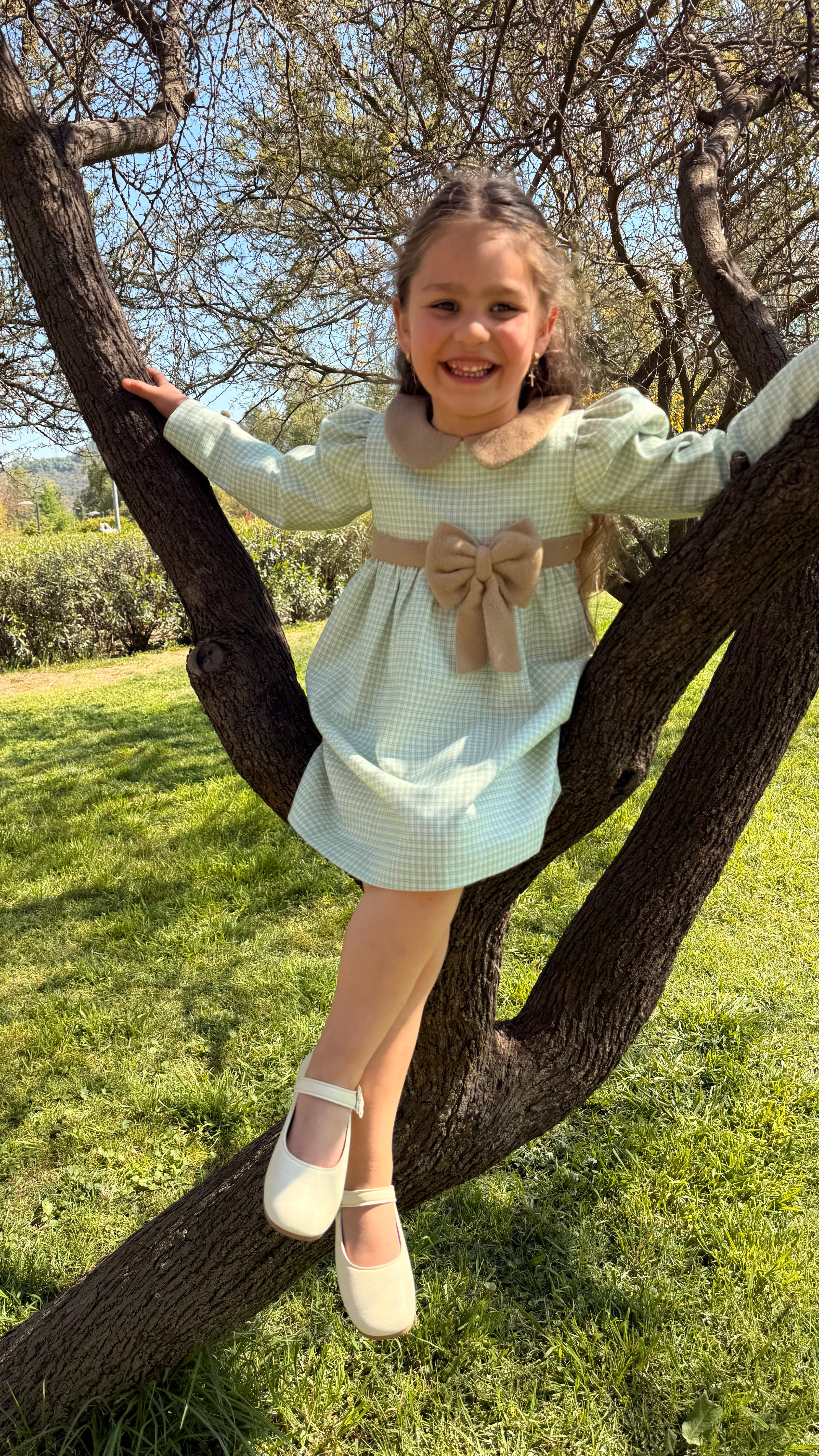 Vestido infantil de lujo artesanal Riso di Luna, hecho a mano en lana con detalles en baby alpaca y forro de algodón pima.