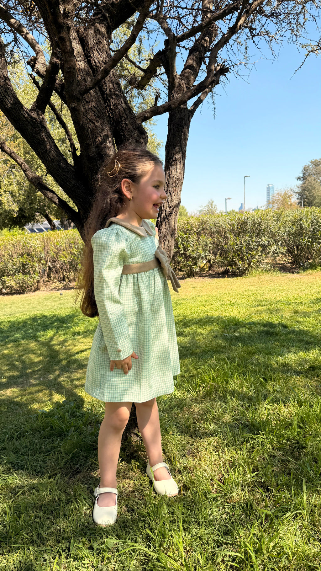 Vestido infantil de lujo artesanal Riso di Luna, hecho a mano en lana con detalles en baby alpaca y forro de algodón pima.