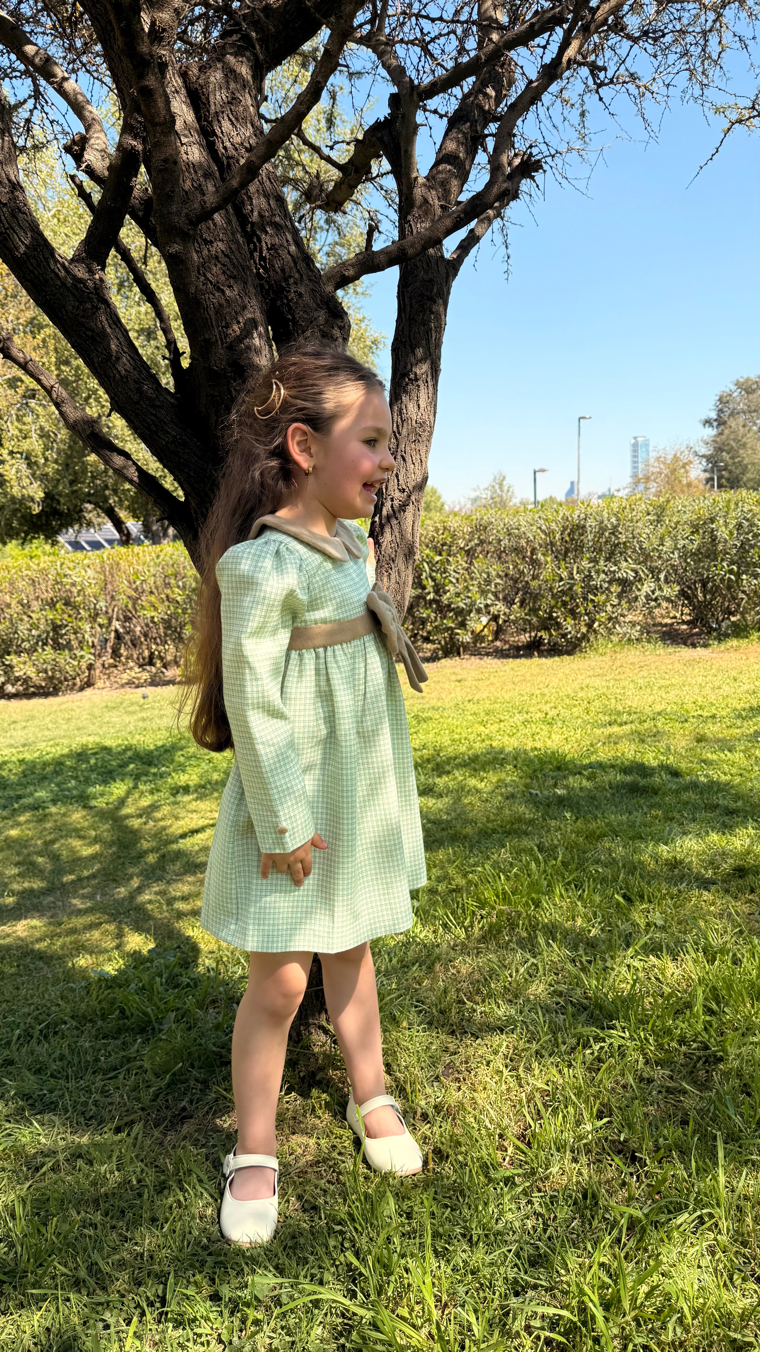 Vestido infantil de lujo artesanal Riso di Luna, hecho a mano en lana con detalles en baby alpaca y forro de algodón pima.