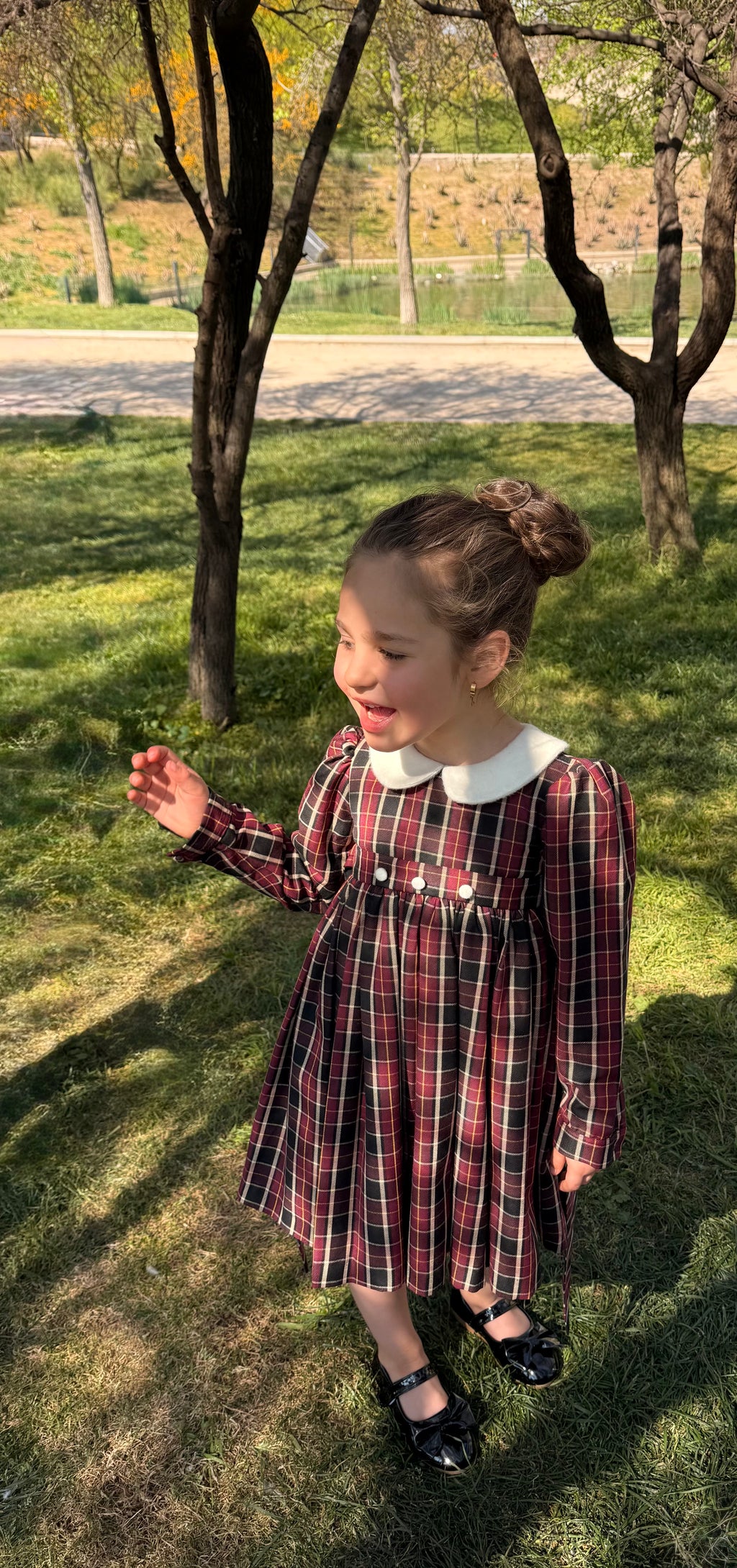 Vestido infantil en tejido escocés con lazo de baby alpaca Riso di Luna.