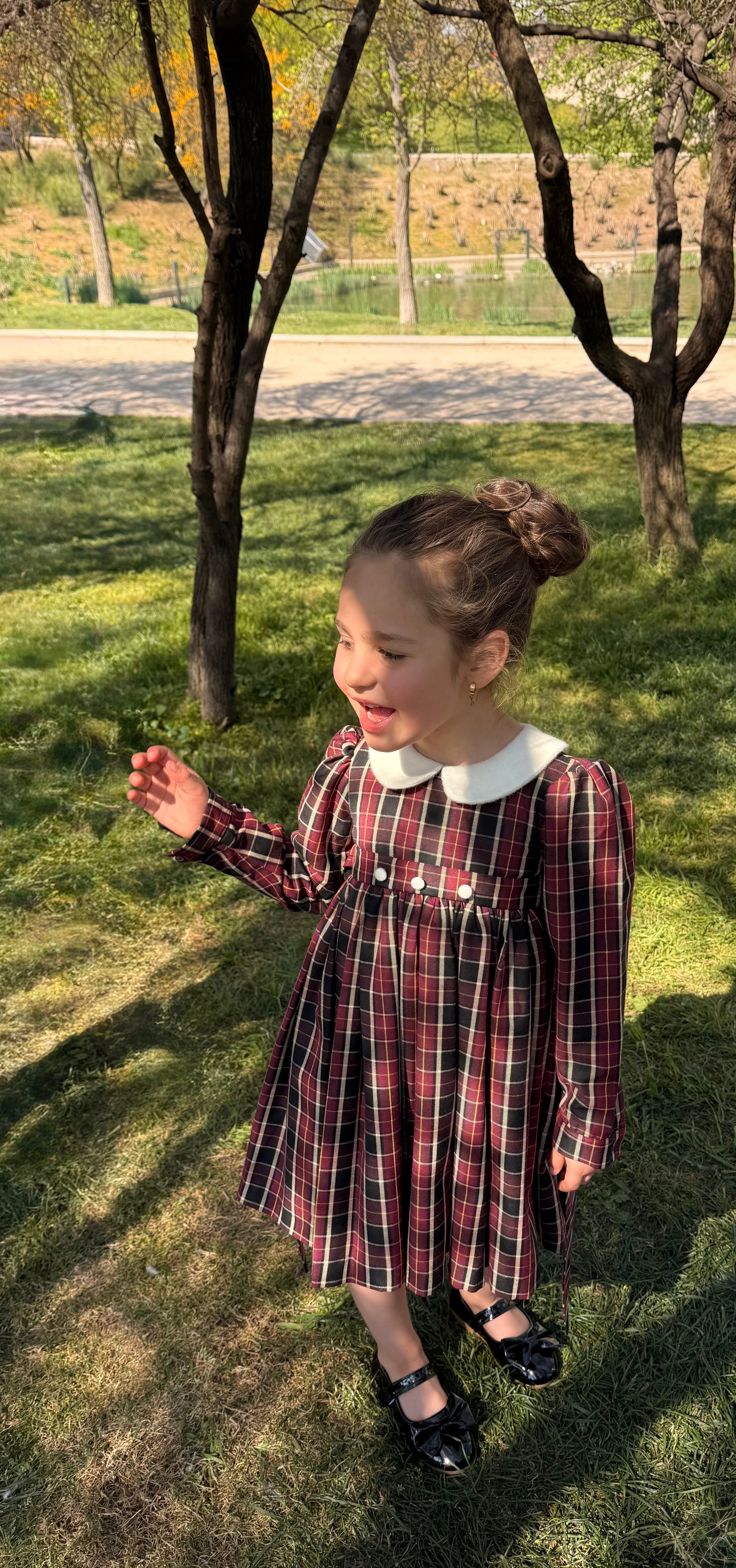 Vestido infantil en tejido escocés con lazo de baby alpaca Riso di Luna.