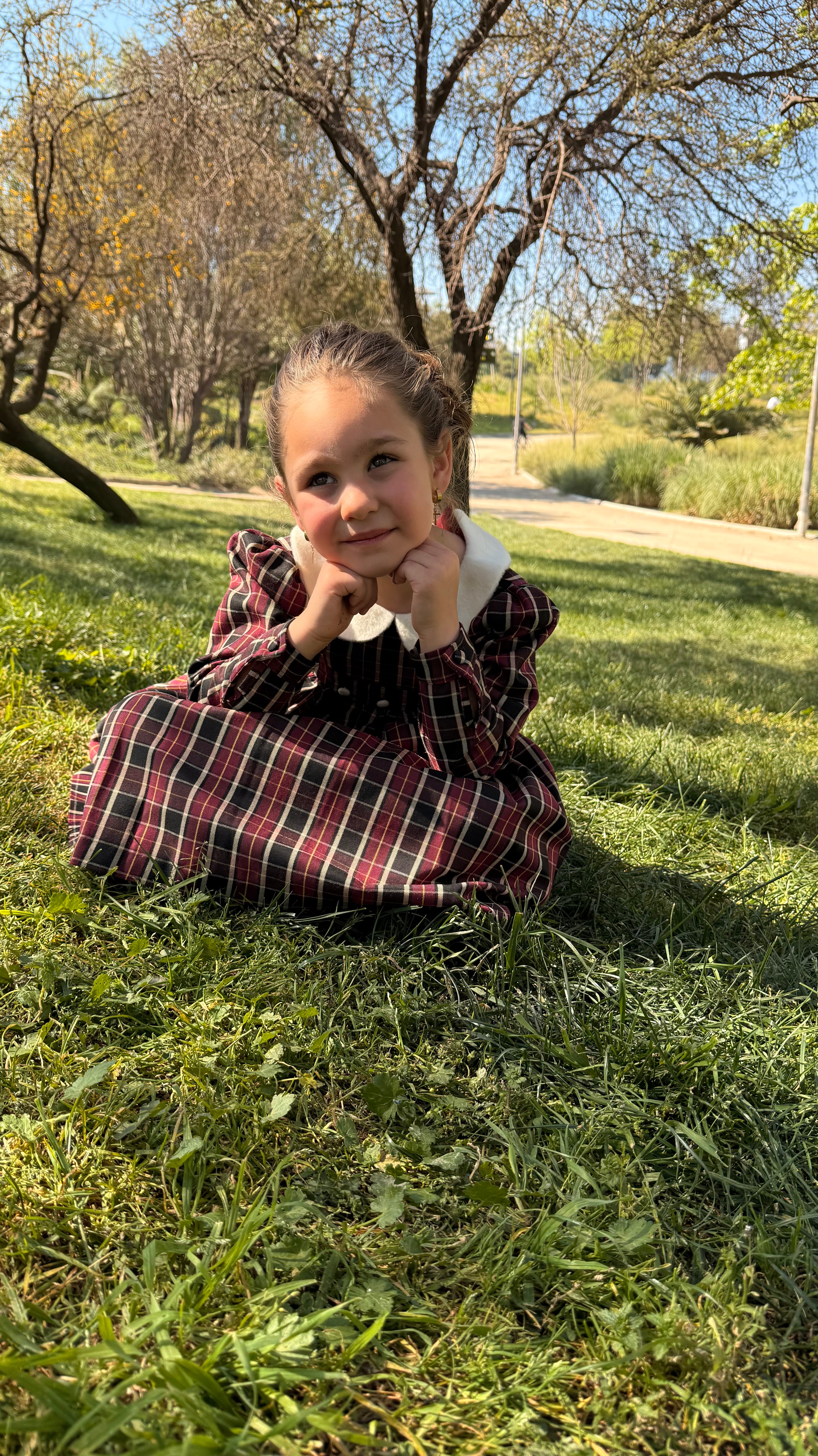 Vestido infantil en tejido escocés con lazo de baby alpaca Riso di Luna.