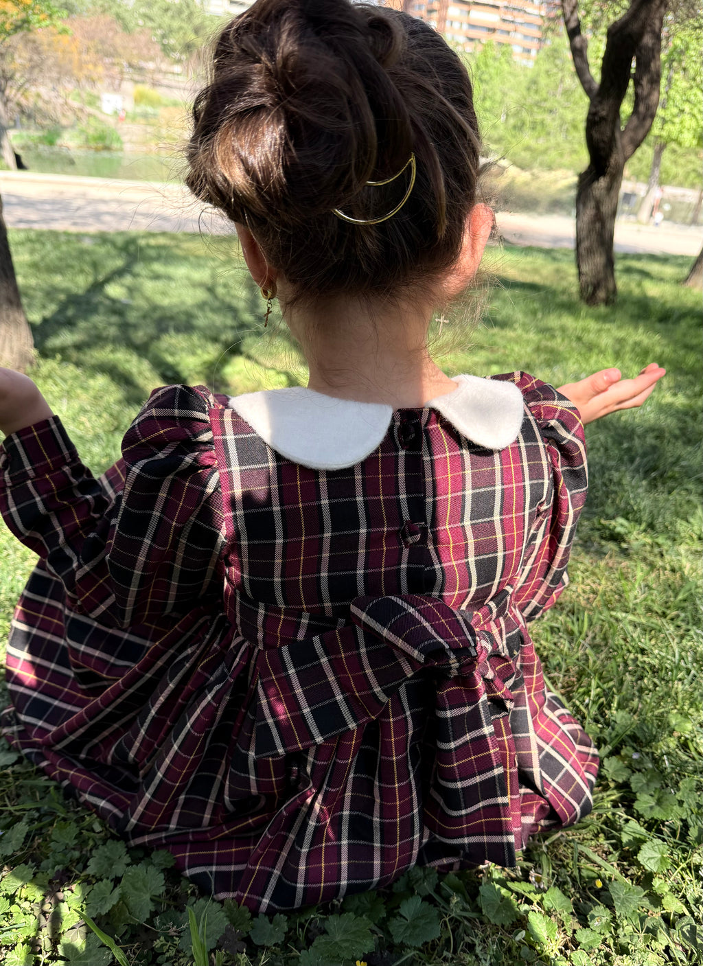 Vestido infantil en tejido escocés con lazo de baby alpaca Riso di Luna.
