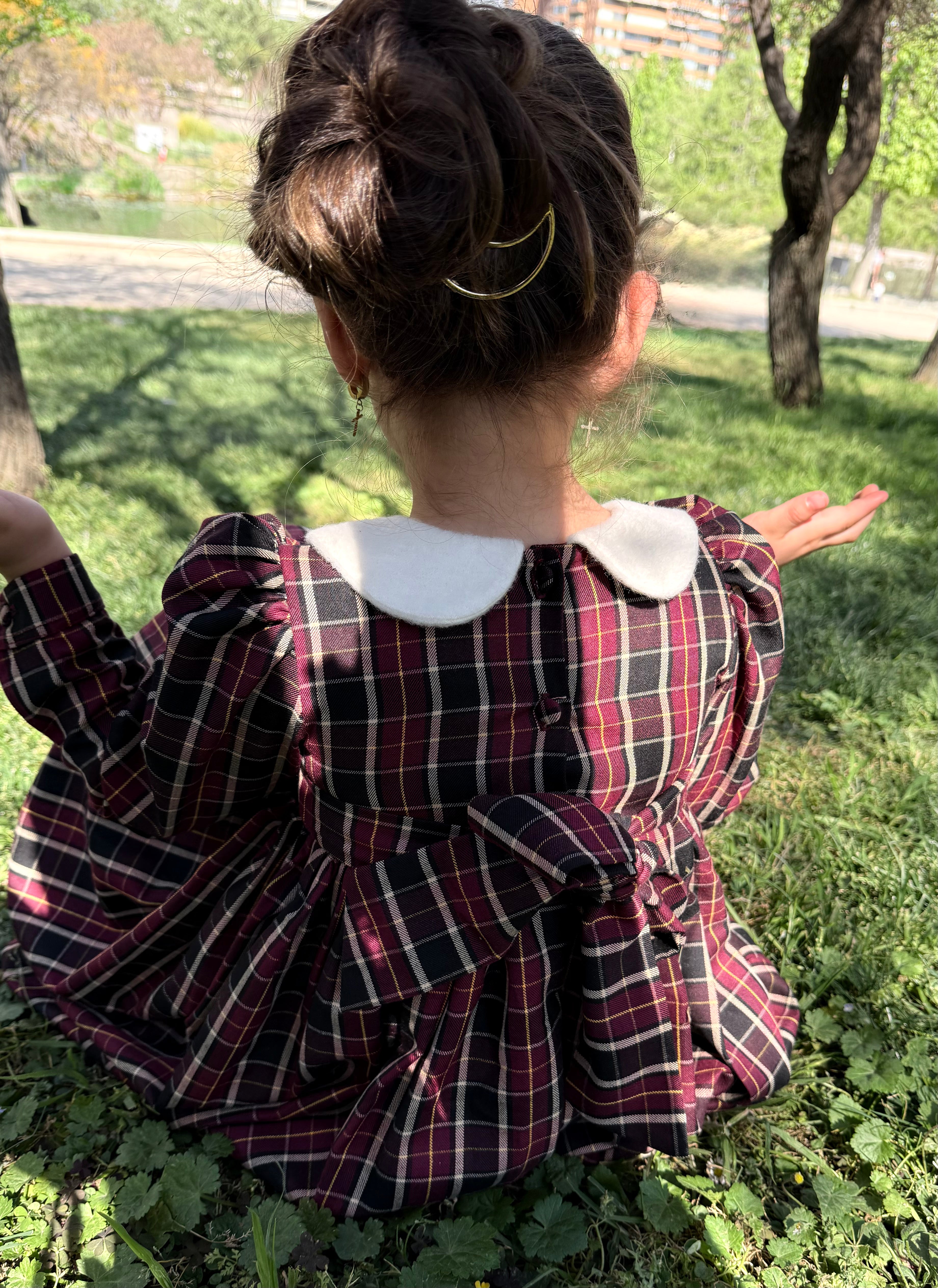 Vestido infantil en tejido escocés con lazo de baby alpaca Riso di Luna.