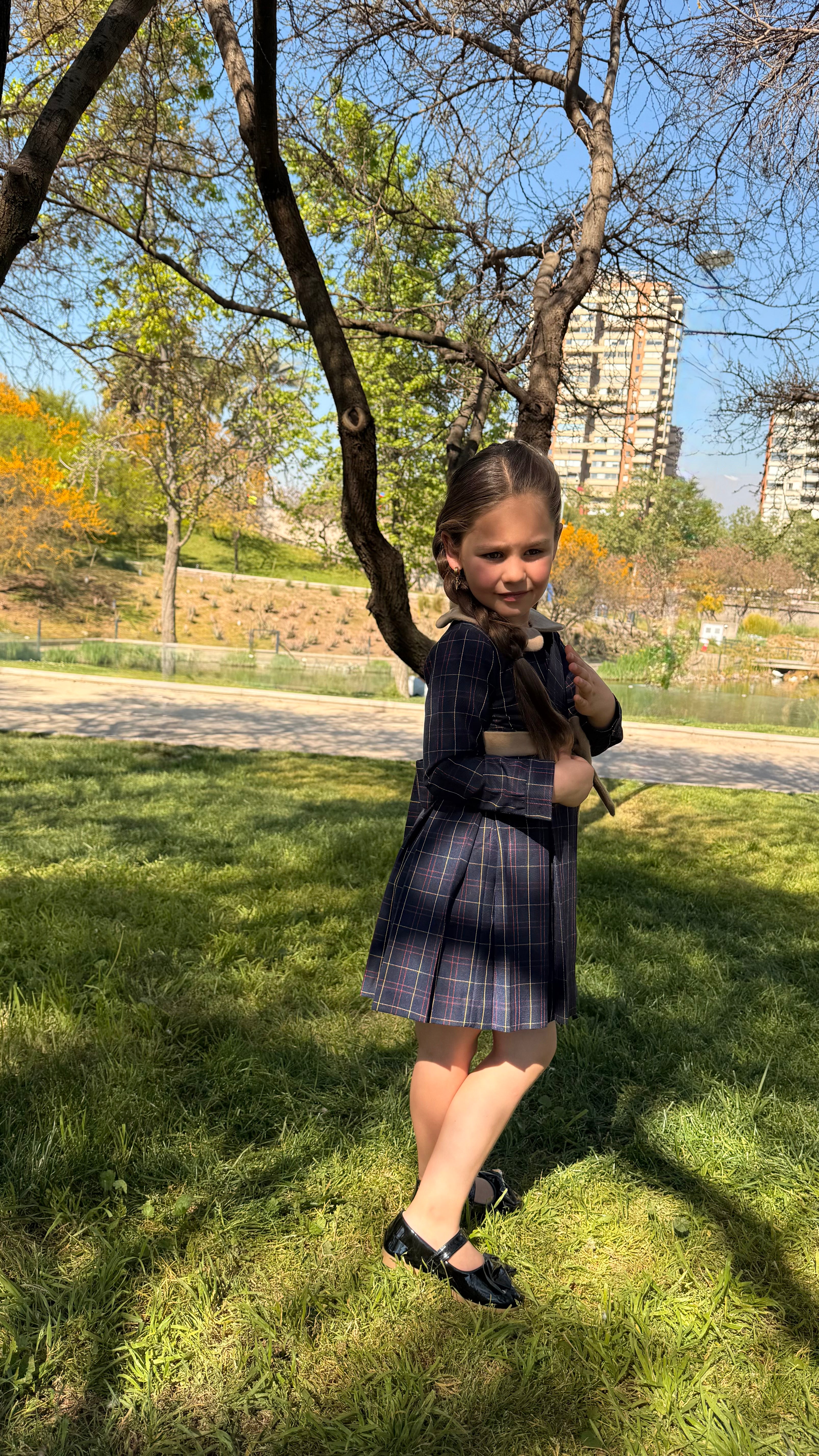 Vestido infantil en tejido escocés con lazo de baby alpaca Riso di Luna.